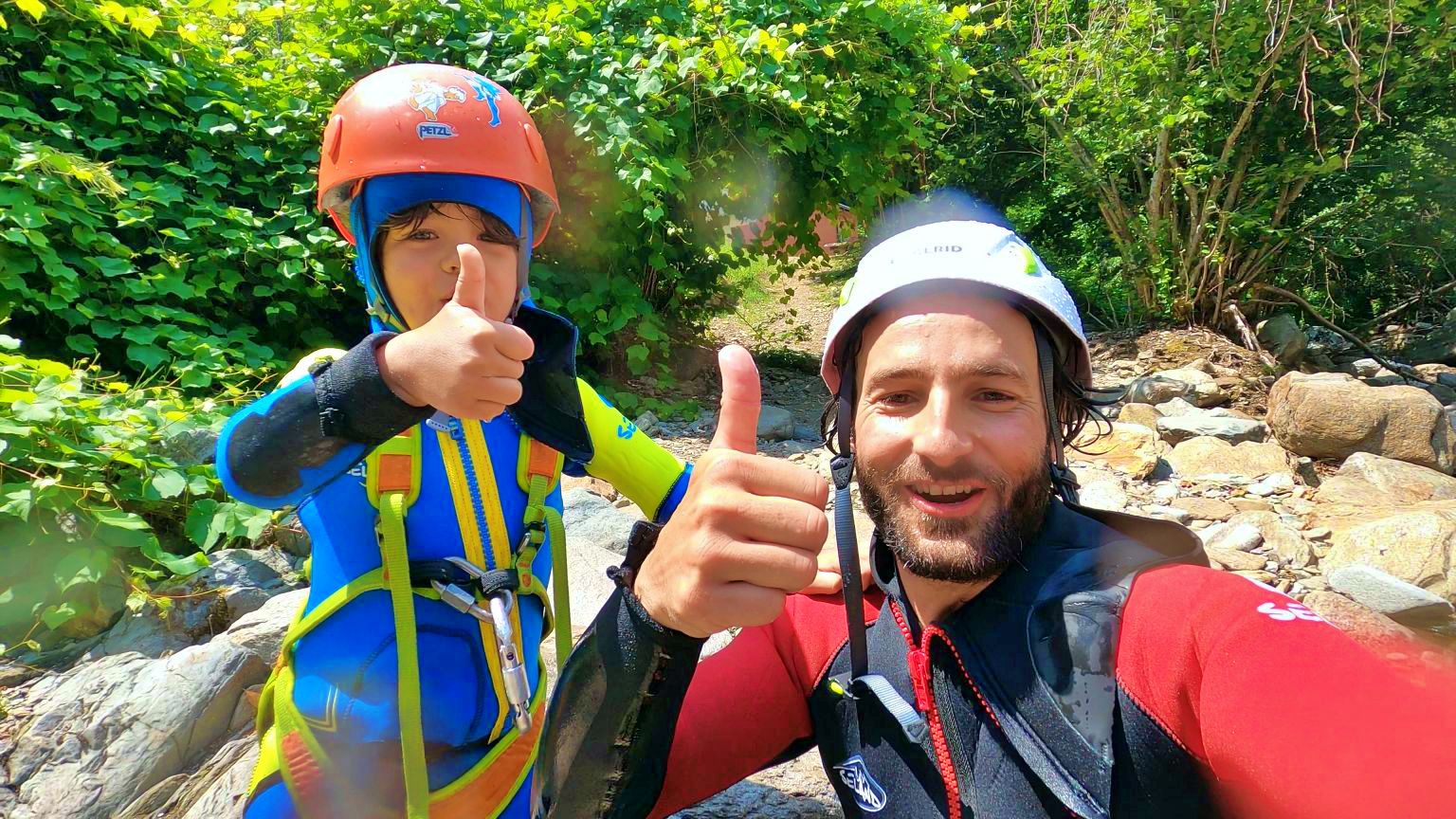 กิจกรรม canyoning ที่ Vira กับเด็กๆ ในชุดนีโอพรีน