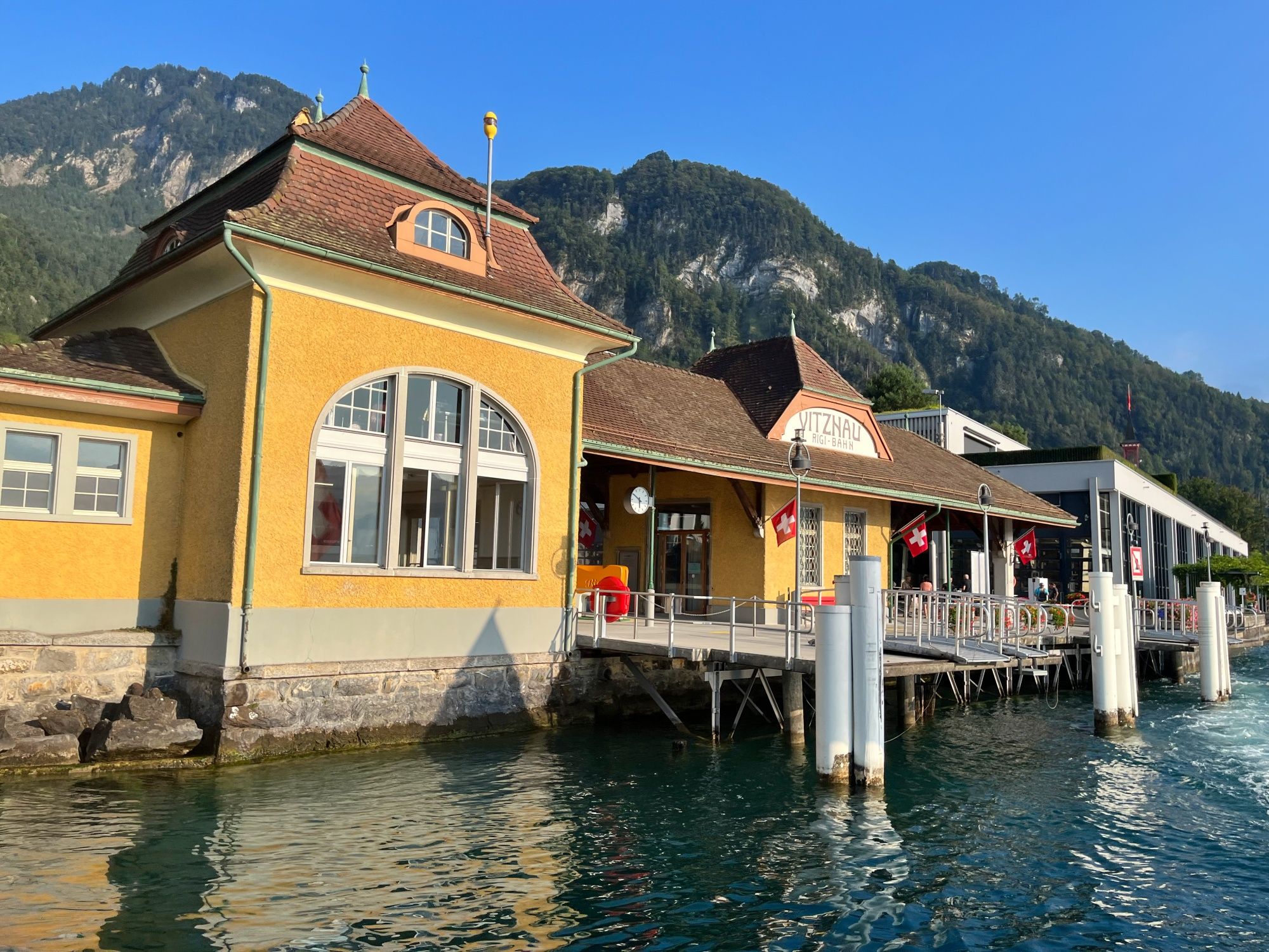 Wizytaun: malowniczy port nad jeziorem z widokiem na góry, idealny na wycieczki i rekreację.