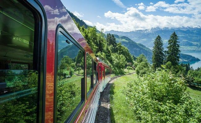 विट्ज़नाउ रोटी की पहाड़ी रेलवे रिगी के साथ पहाड़ी यात्रा, ट्रेन हरियाली जंगलों से गुजरती है, झील और पर्वत का दृश्य।