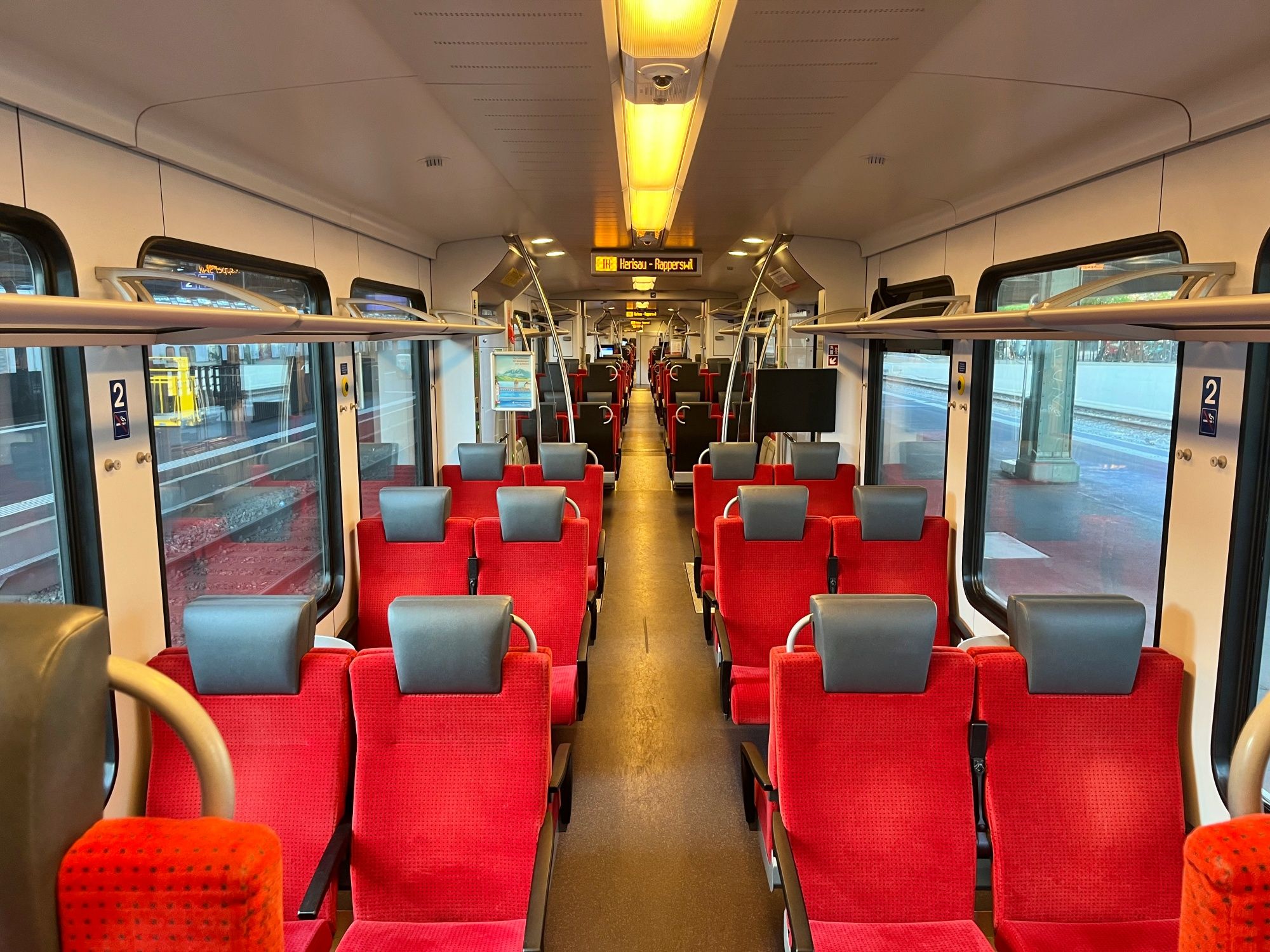 Voralpenexpress: moderne trein met comfortabele stoelen in Zwitserland voor reizigers in de winter