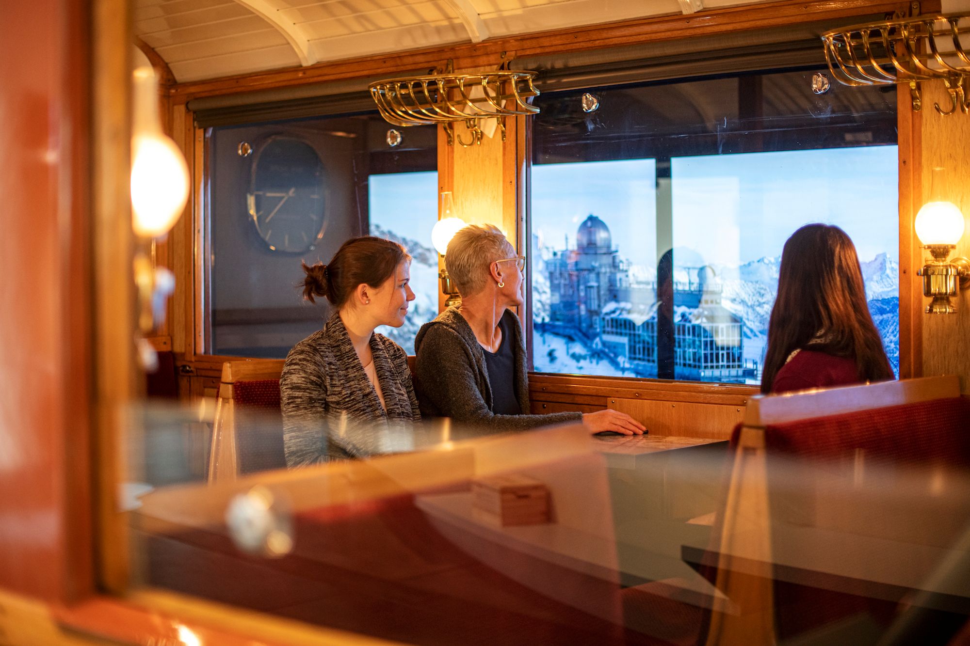 Jungfraubahn: Blick aus dem Zug auf die beeindruckende Jungfrau und die umliegenden Berge.