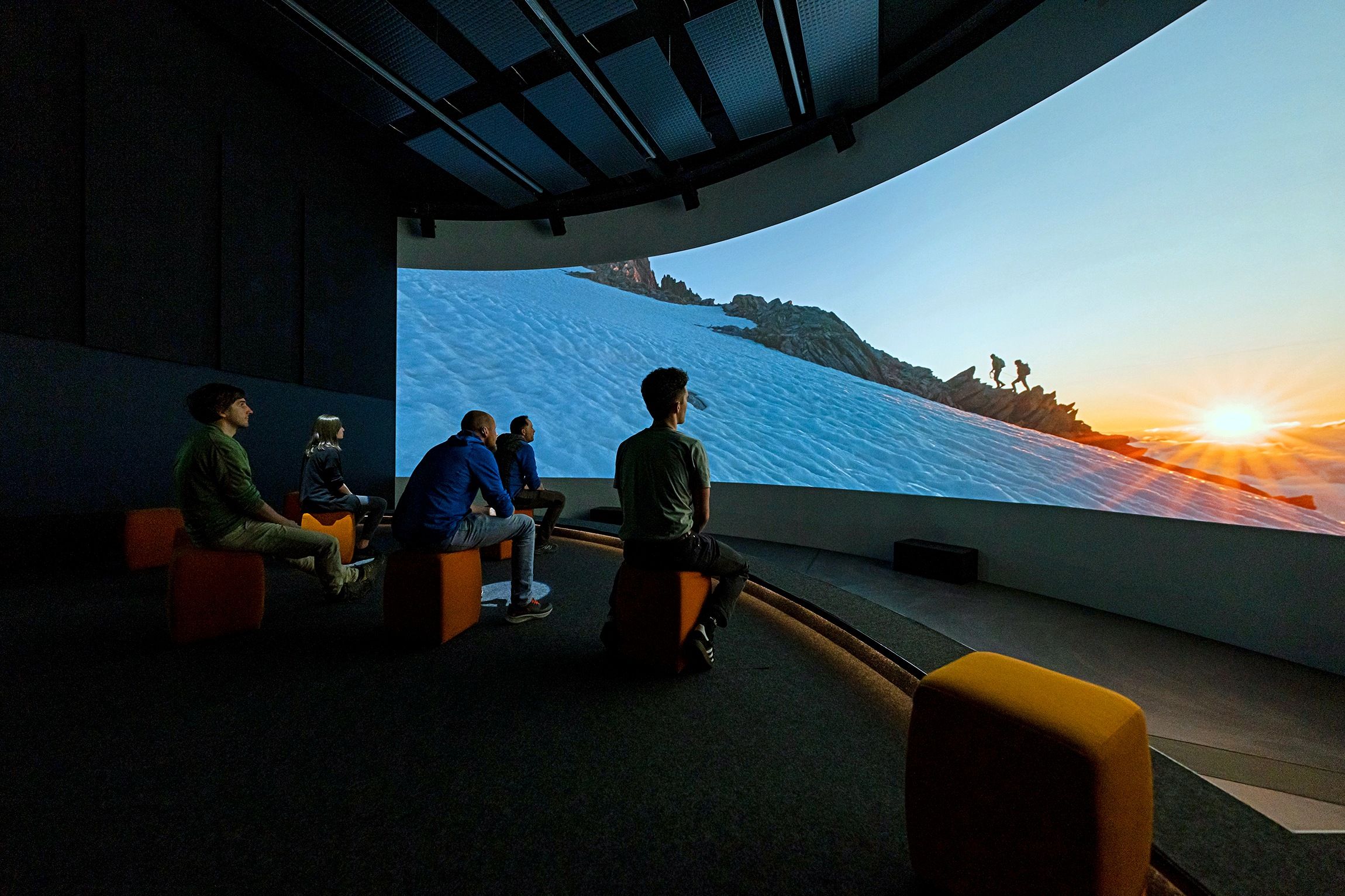 Kino: Erlebe die beeindruckenden Visualisierungen einer 360-Grad-Projektion im Filmraum.