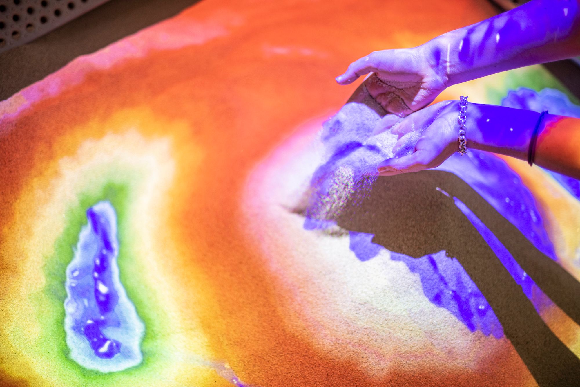 Museo Patrimonio Naturale Mondiale Jungfrau-Aletsch Sandbox con giochi di sabbia colorati per bambini e gruppi.