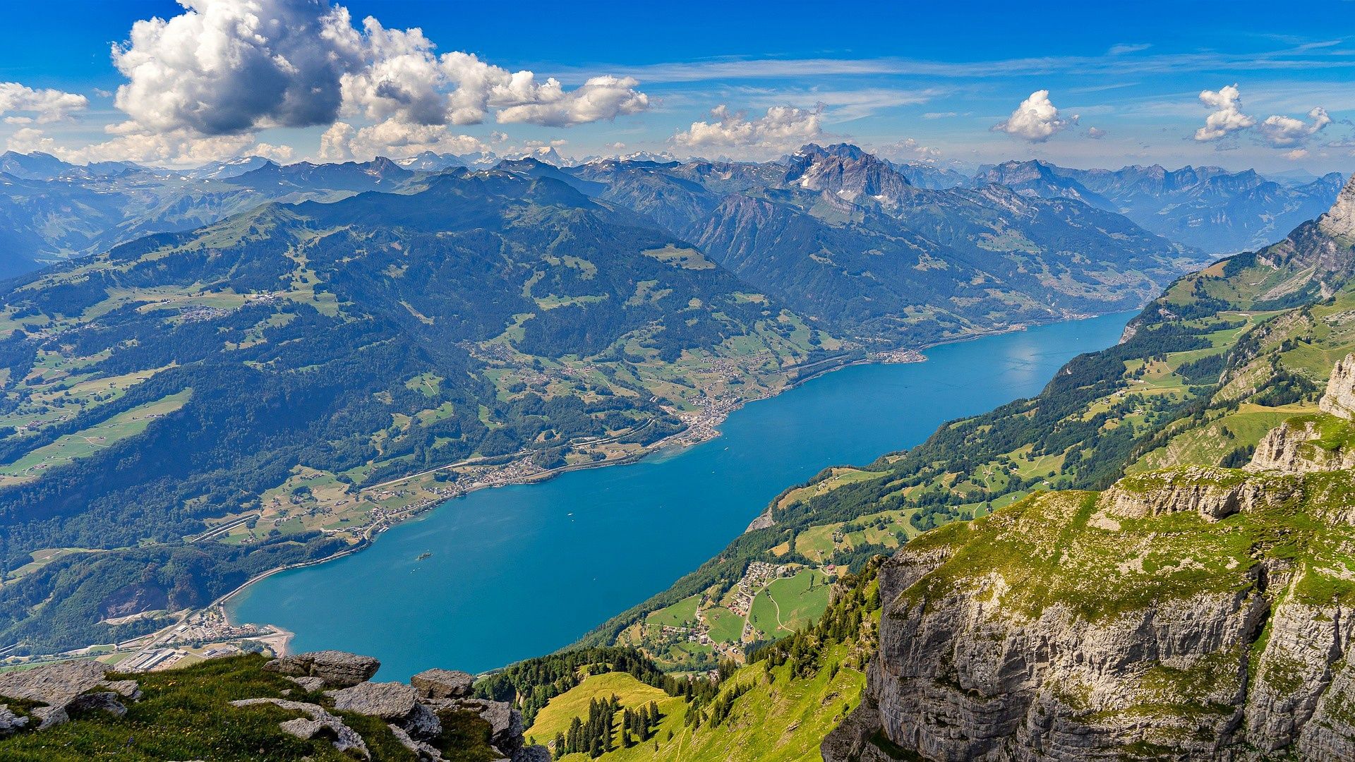 Walensee: pemandangan pegunungan yang menakjubkan dengan air jernih dan padang rumput hijau di Swiss.
