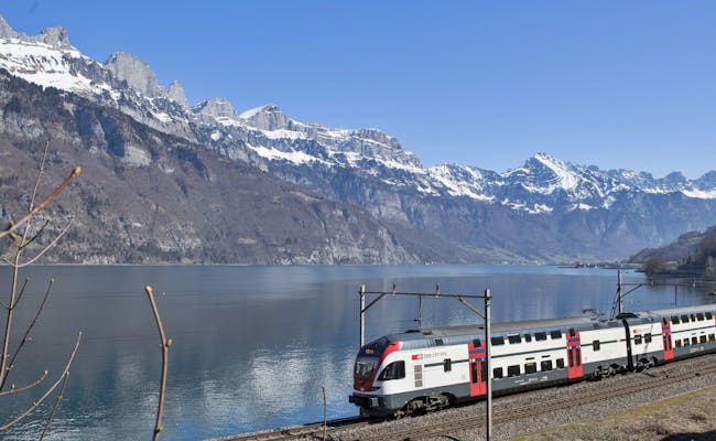 Zug en el Walensee: Trenes panorámicos a lo largo del lago, rodeados de montañas y la tranquila naturaleza.