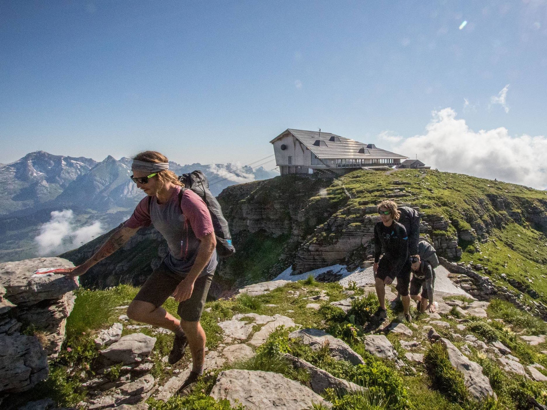 Escursioni nelle Churfirsten: Famiglia in gita in montagna, paesaggio mozzafiato e esperienza nella natura nel Toggenburg.
