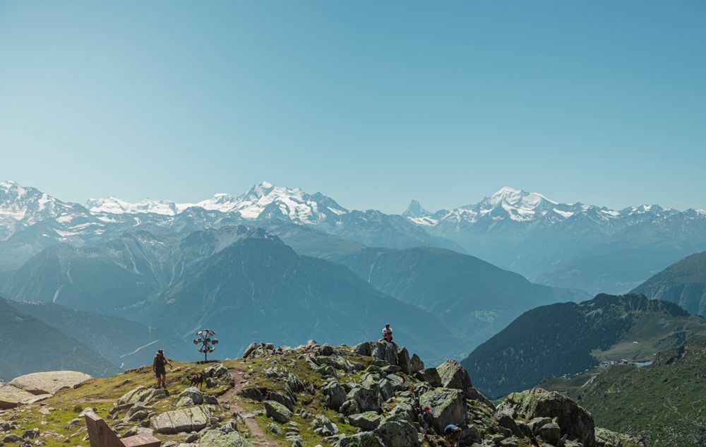 Senderismo en la Aletsch Arena en verano de 2023 con vistas familiares a los Alpes.