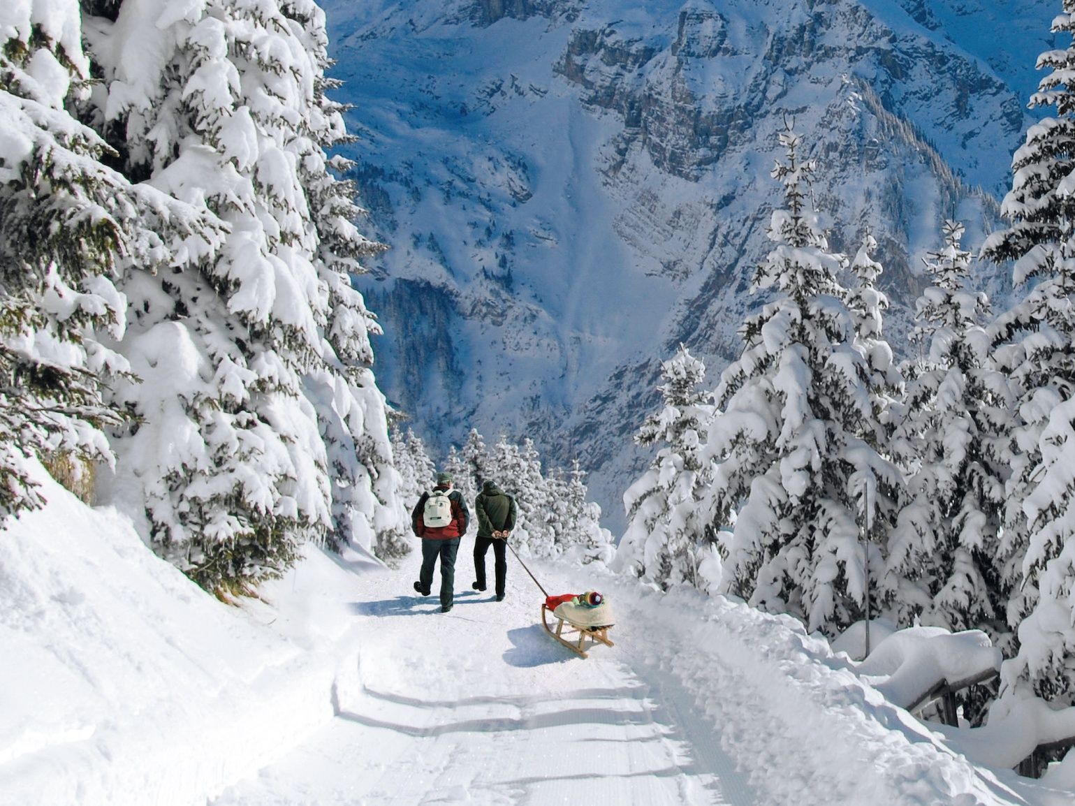 Escursioni in inverno: Vivi l'atmosfera conviviali nel paesaggio innevato della zona di Brunni.