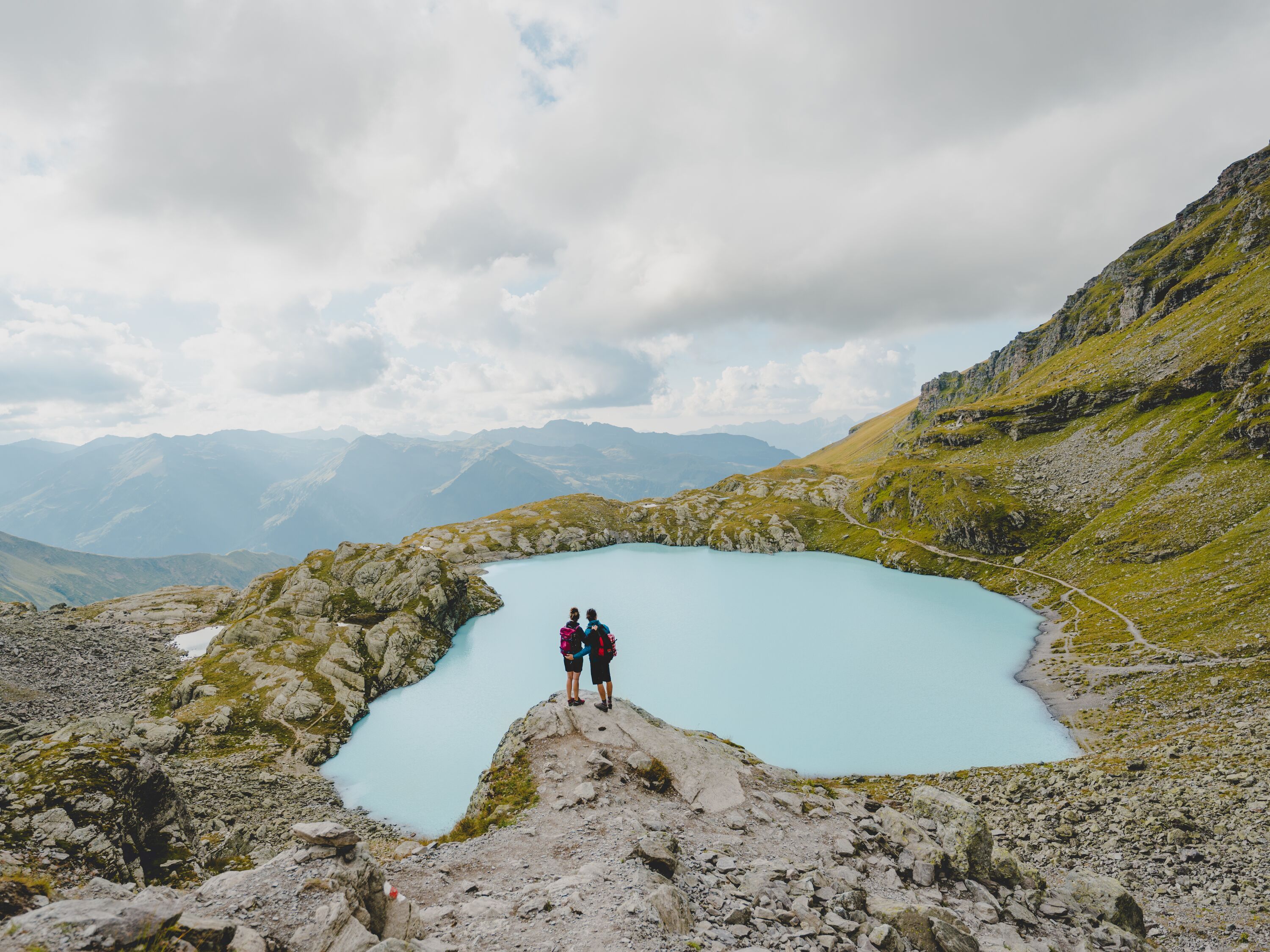 5 Laghi Escursione: Goditi la vista su laghi cristallini e montagne impressionanti.