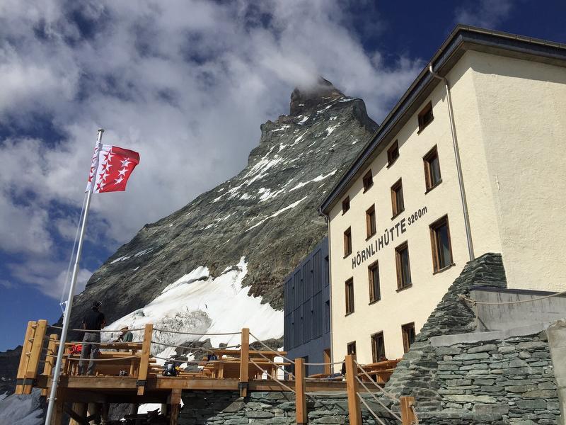 التجول إلى كوخ هورنلي في زيرمات، منظر جبلي رائع وكوخ للمتجولين.