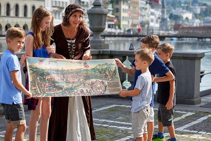 Visita guiada para crianças em Lucerna: Descobre com o grupo histórias emocionantes sobre a cidade.
