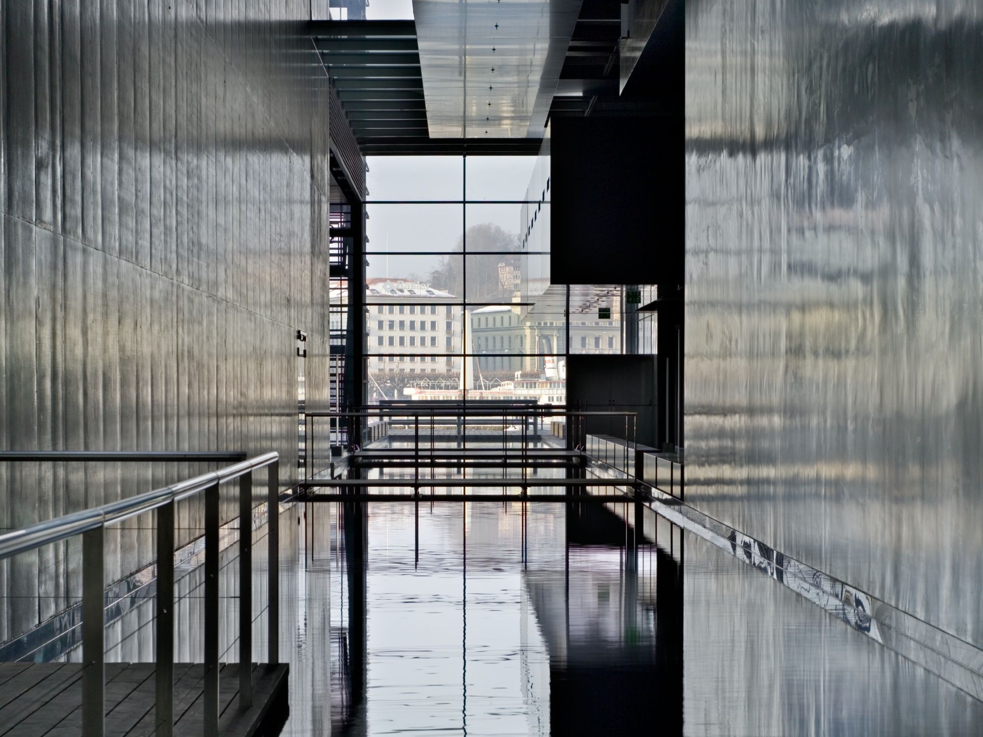 ルツェルンのKKLの水路、都市の風景に囲まれた現代建築