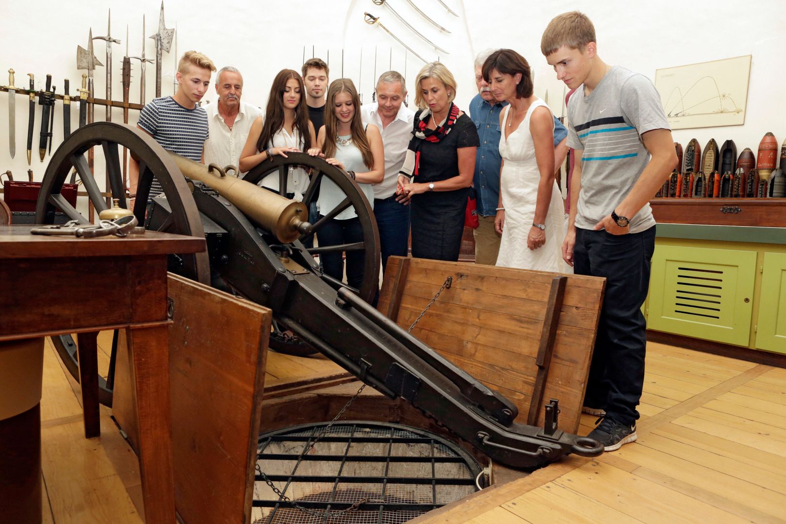 Prohlídka města Lucern s skupinou před historickými památkami.