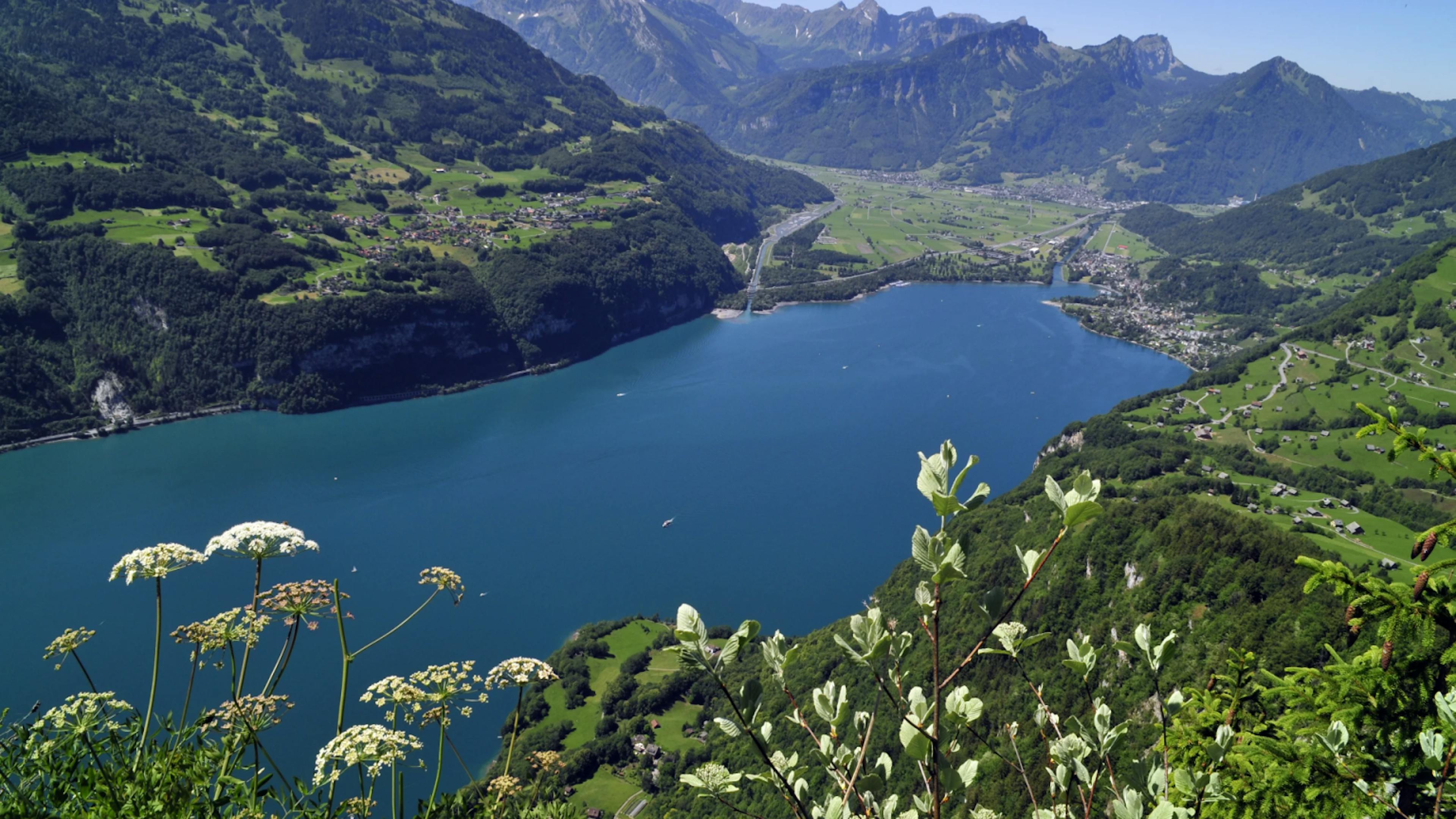 Weesen Walensee con lago idilliaco e montagne circostanti nel 2023.