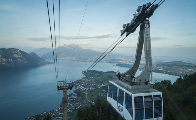 विएगिस वायु सेतु रिगी की ओर विर्वाल्डस्टैटर झील के ऊपर।
