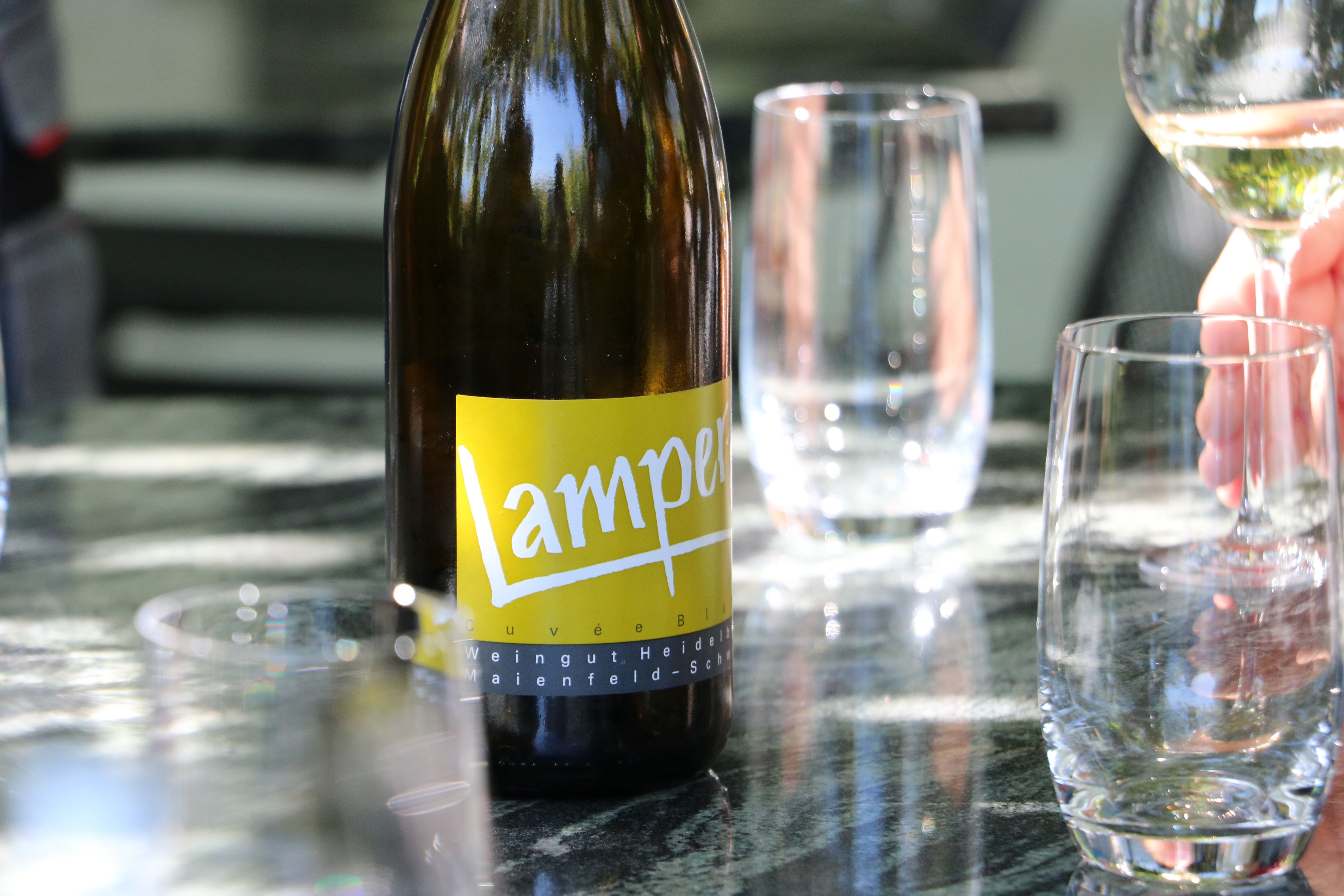 Vinho Lampert Adega Heiligenfeld em um jardim de verão