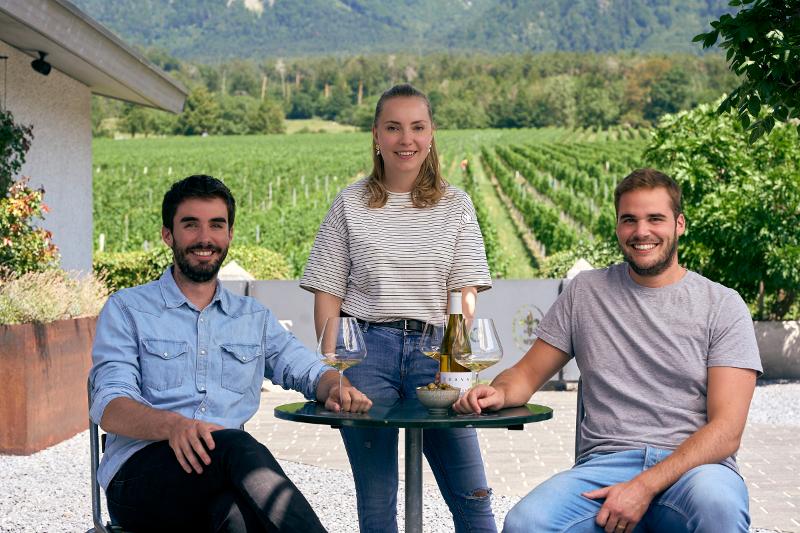 Weingut Davaz: Besuche die Weinprobe mit Freunden in der schönen Region Bern.