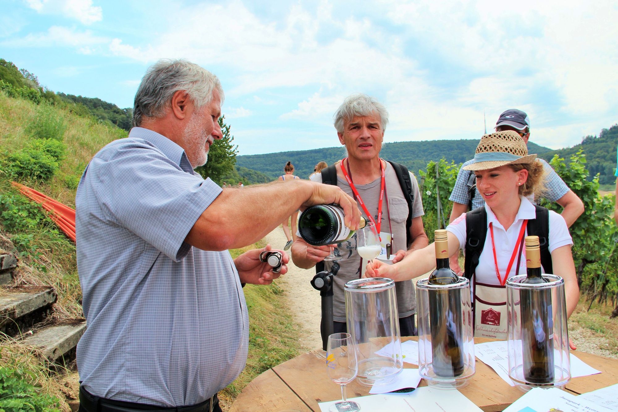 Vinařská turistika: Objevte vinařskou oblast s ochutnávkou a odborným poradenstvím – nezapomenutelný zážitek.
