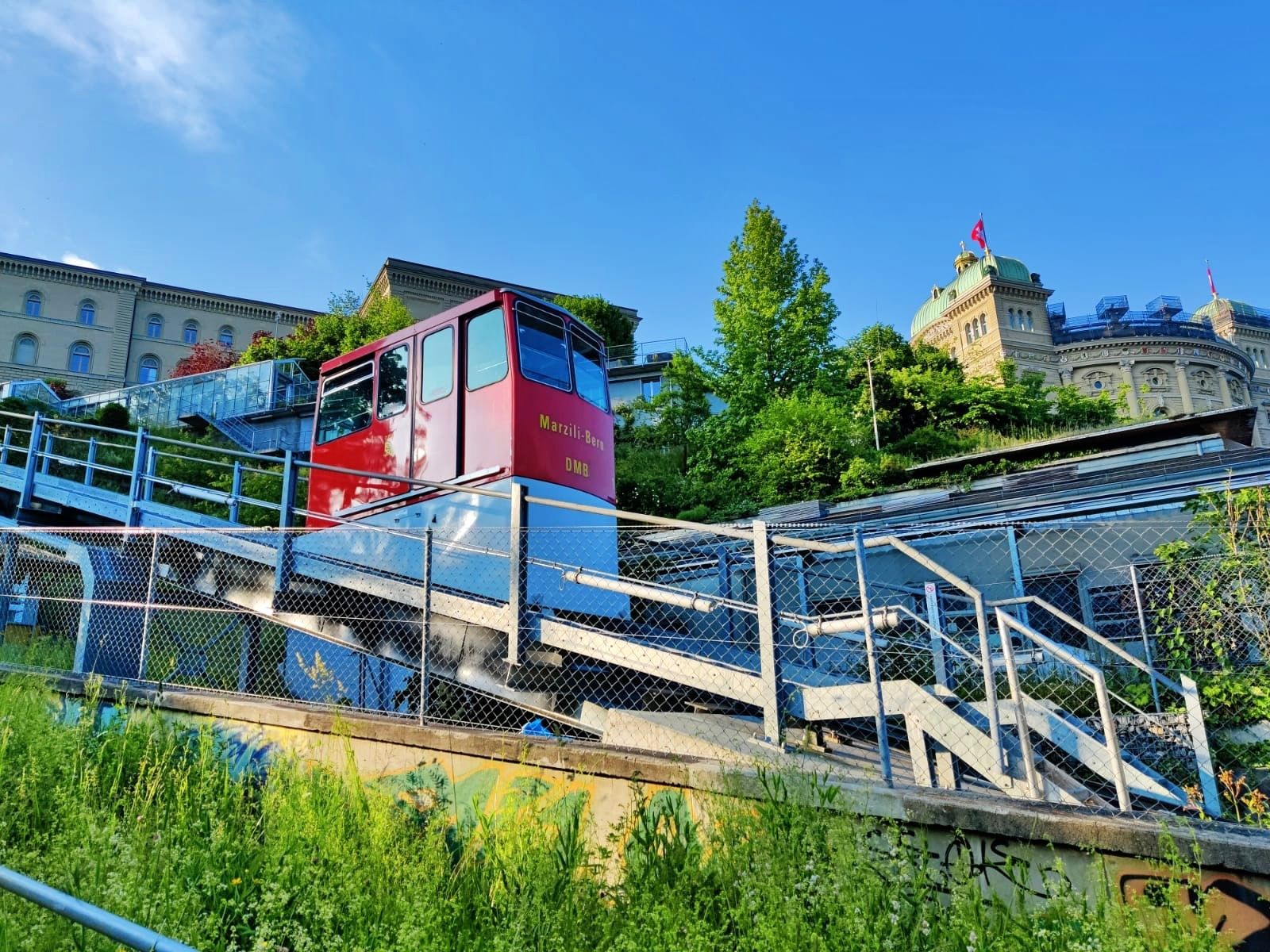 Marzilibahn: Výhled na visutou dráhu v Bernu s pohledem na okolí.