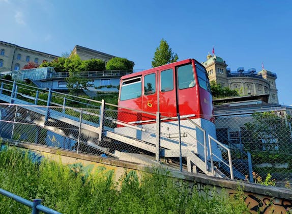 Marzilibahn: Una funicolare rossa a Berna con vista sulla città, ideale per visitatori e turisti.