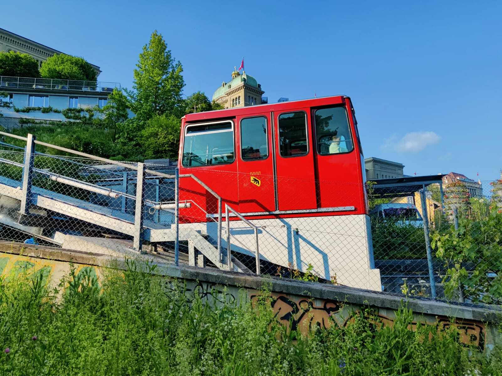 Marzilibahn: historická lanovka v Bernu s krásnou přírodou v pozadí a letní atmosférou.