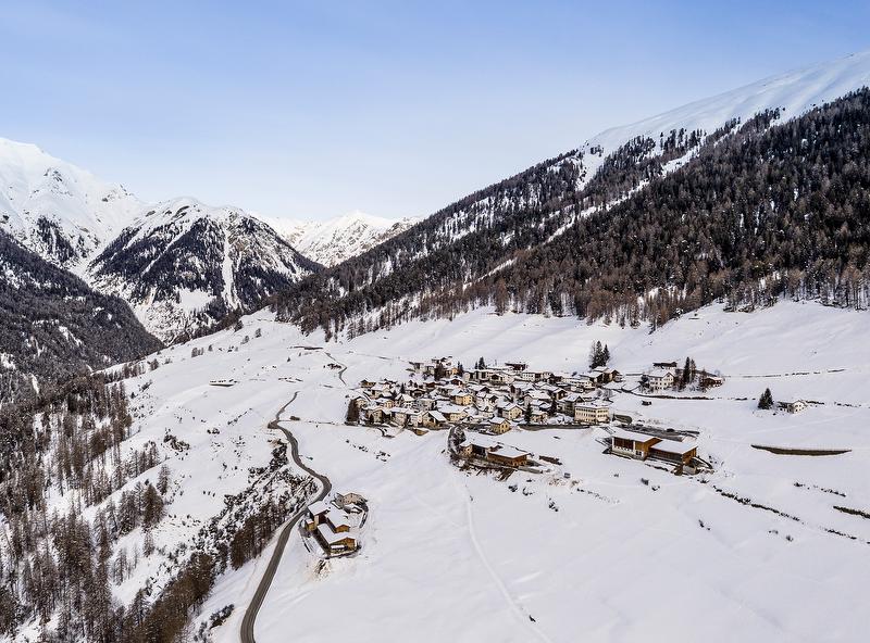 Osservazione della fauna Vnà Engadin in un paesaggio invernale innevato