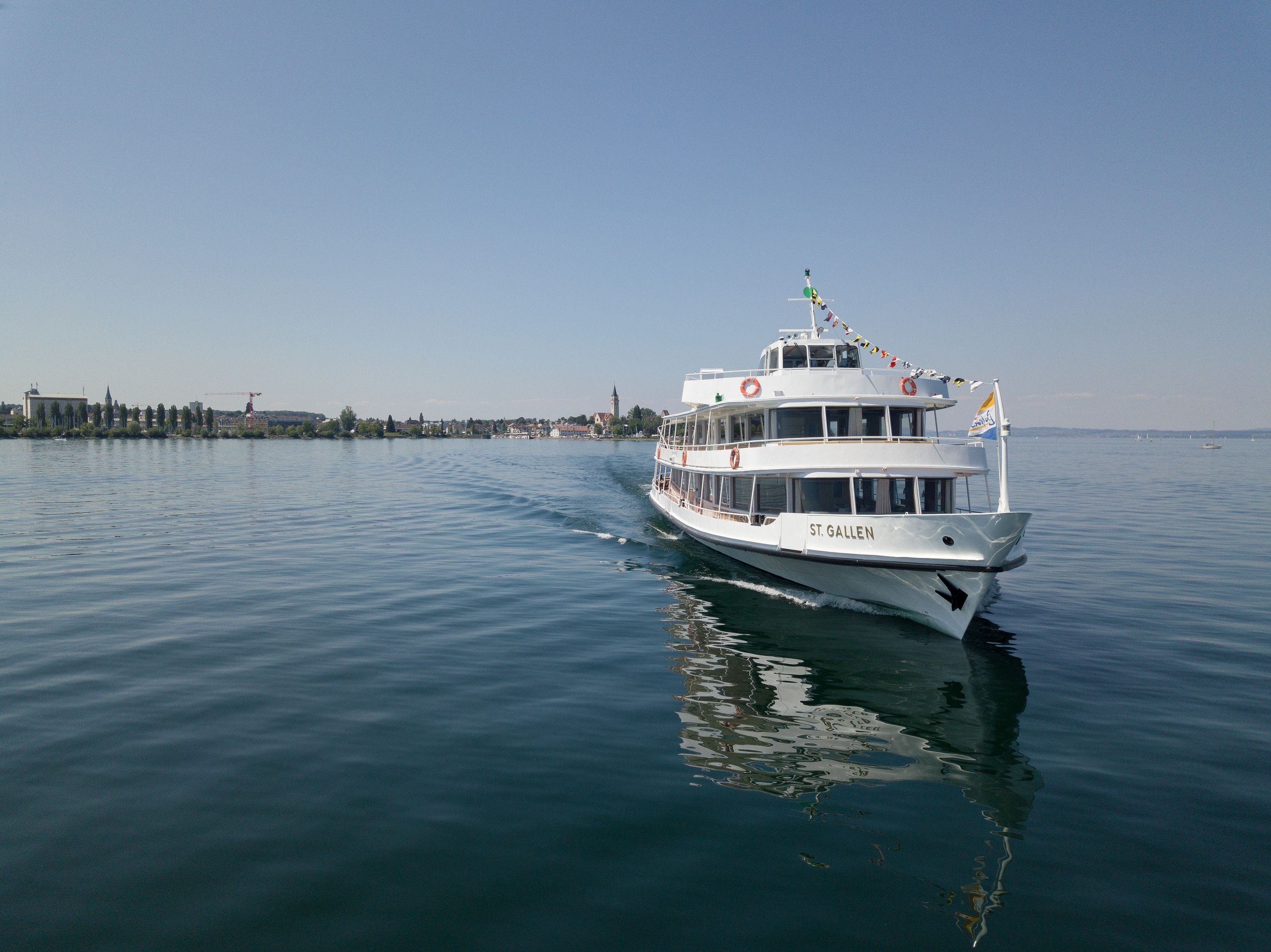 Barco salvaje en el lago de Constanza, paisaje acuático idílico, cielo tranquilo
