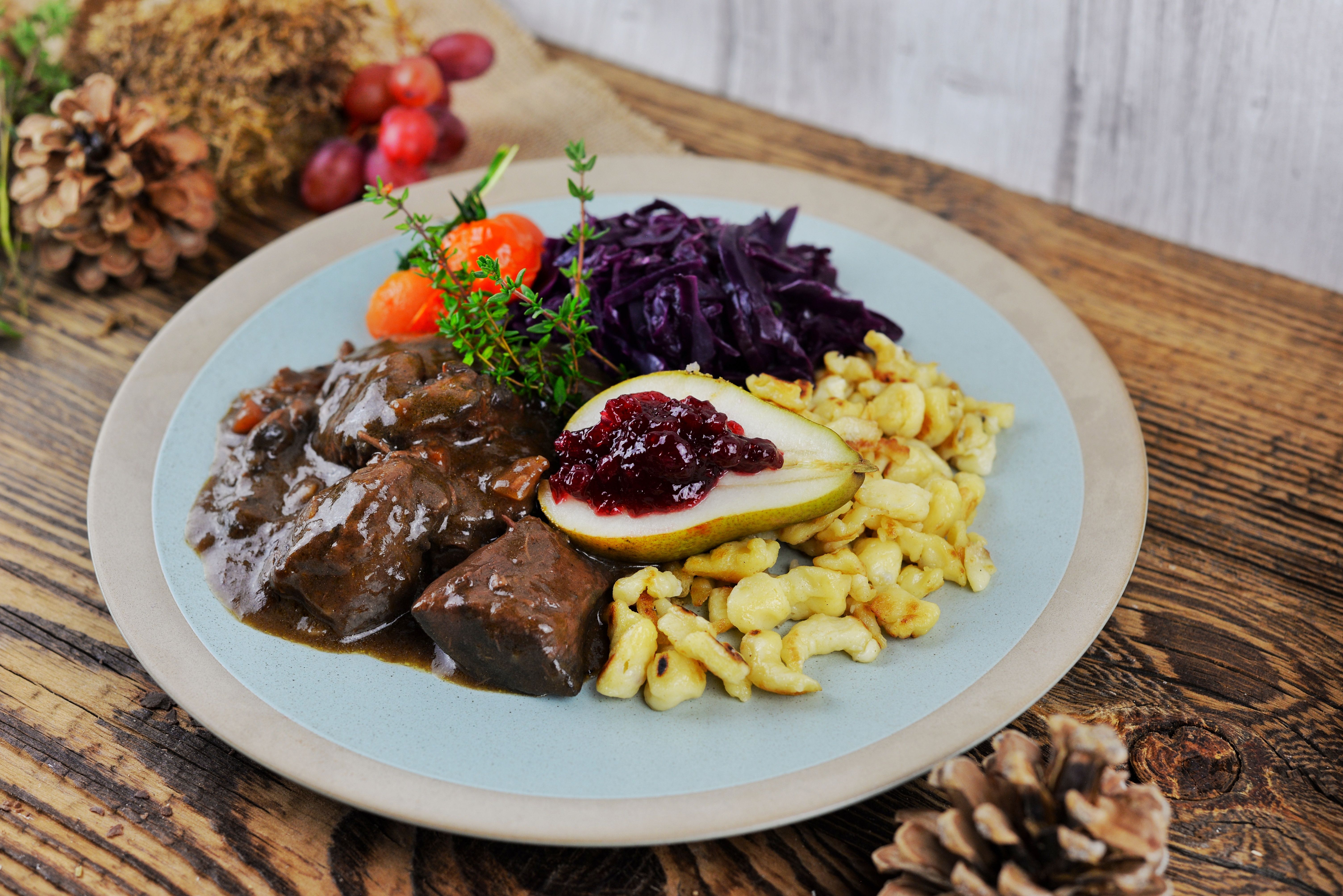 Plato de jabalí con guarniciones