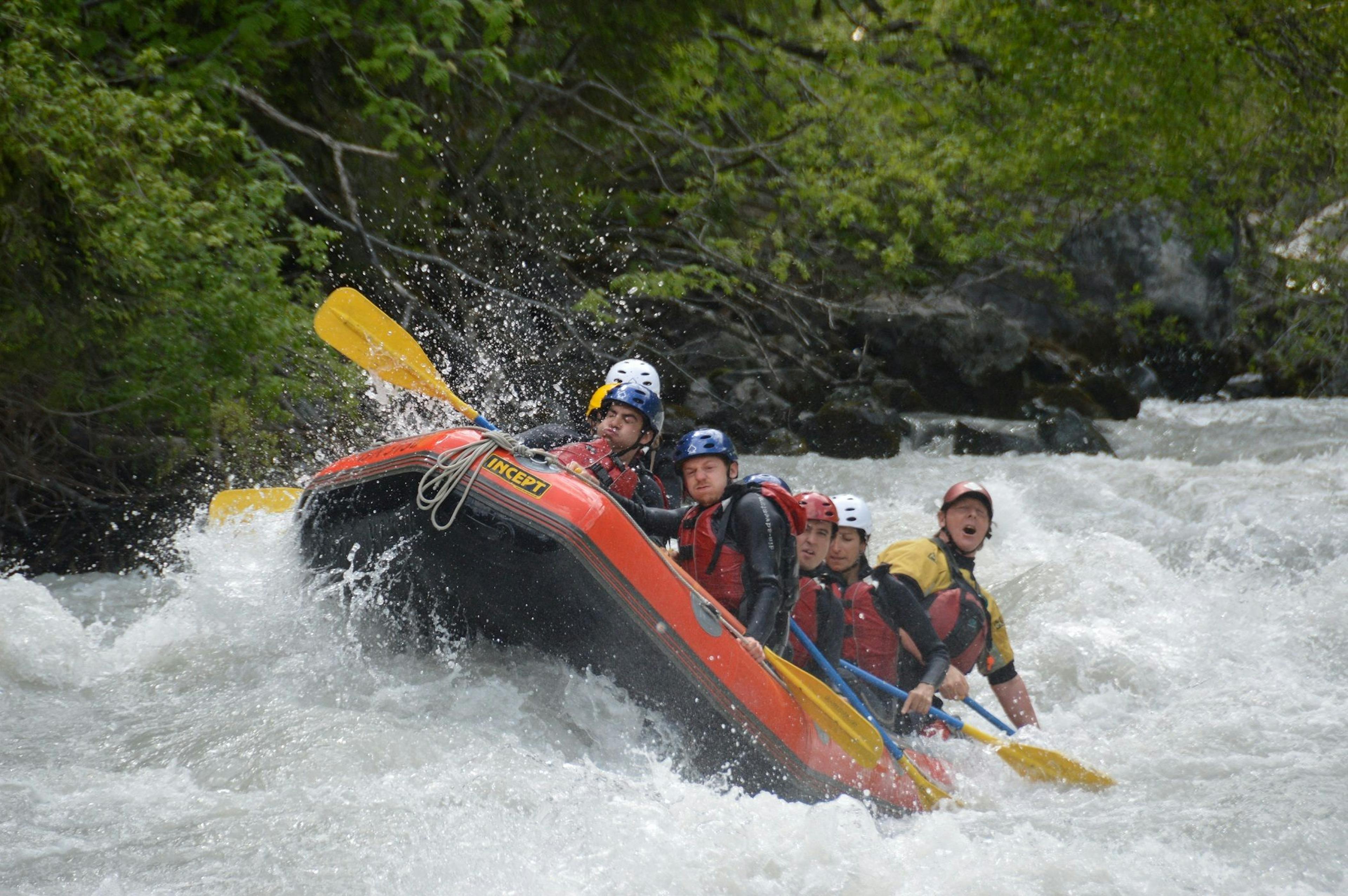 Água Brava: Vive uma experiência de rafting deslumbrante em Giarsun, perto de Scuol, no verão, com correntes emocionantes.