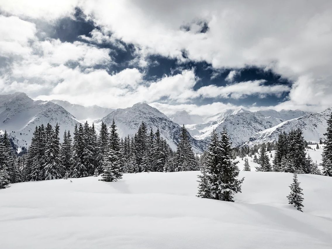منطقة أروسا للتزلج في المناظر الشتوية مع جبال مغطاة بالثلوج وأشجار الصنوبر.