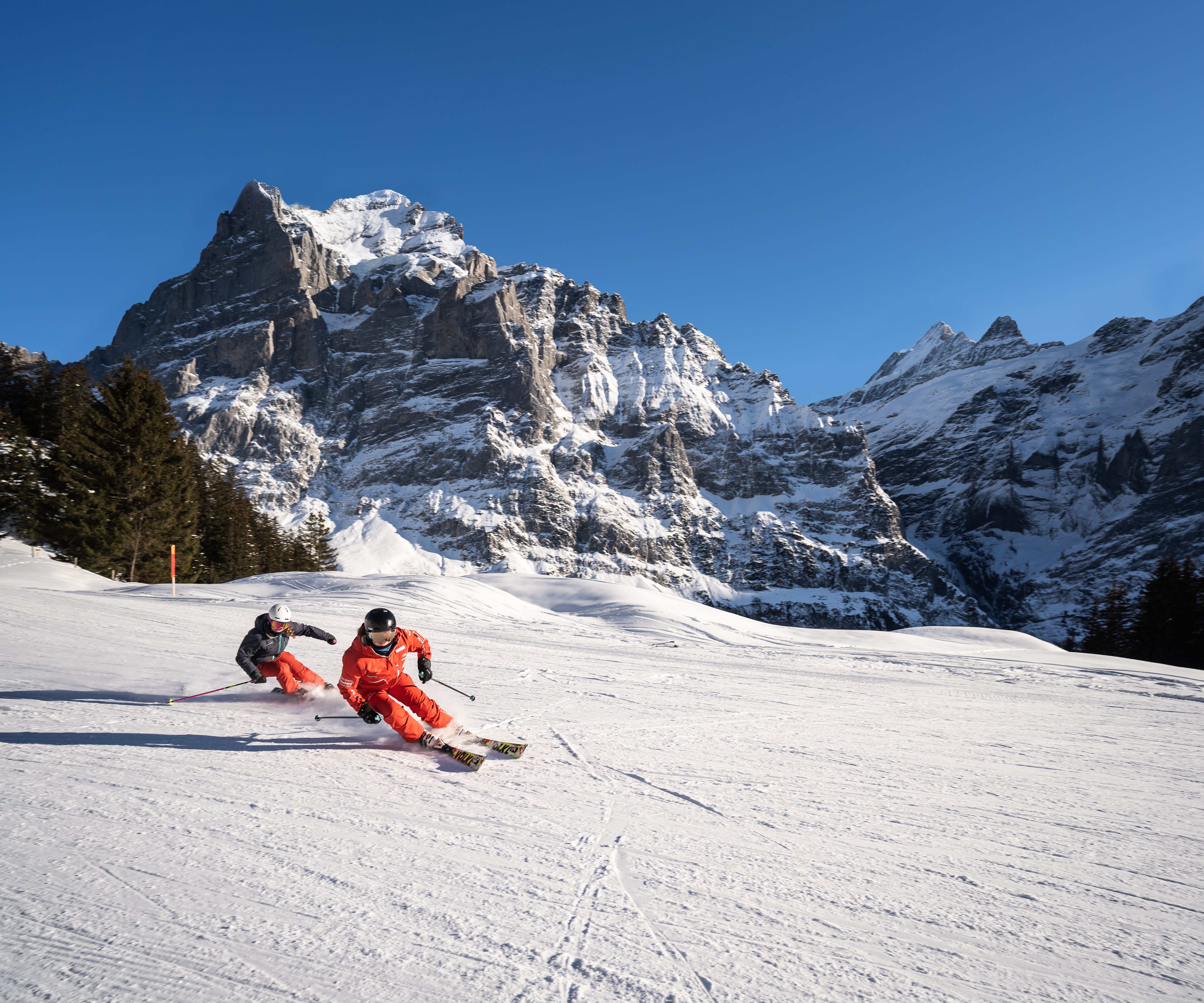تزلج الصيفي في جريندِلْوَاد، متزلج على الثلج ببدلة حمراء، منظر من المنحدر، الجبال