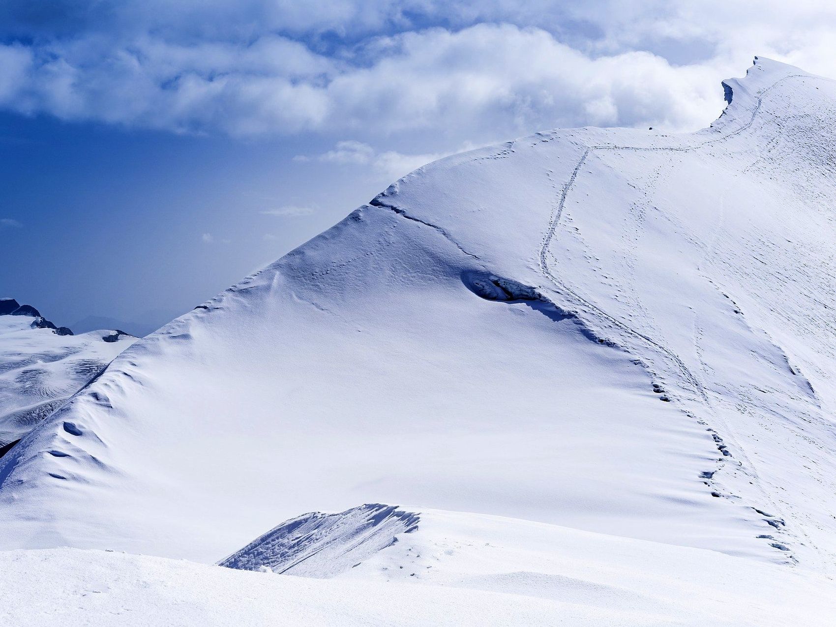 Invierno nieve montañas Zermatt, cumbres cubiertas de nieve, vista clara y aire fresco.