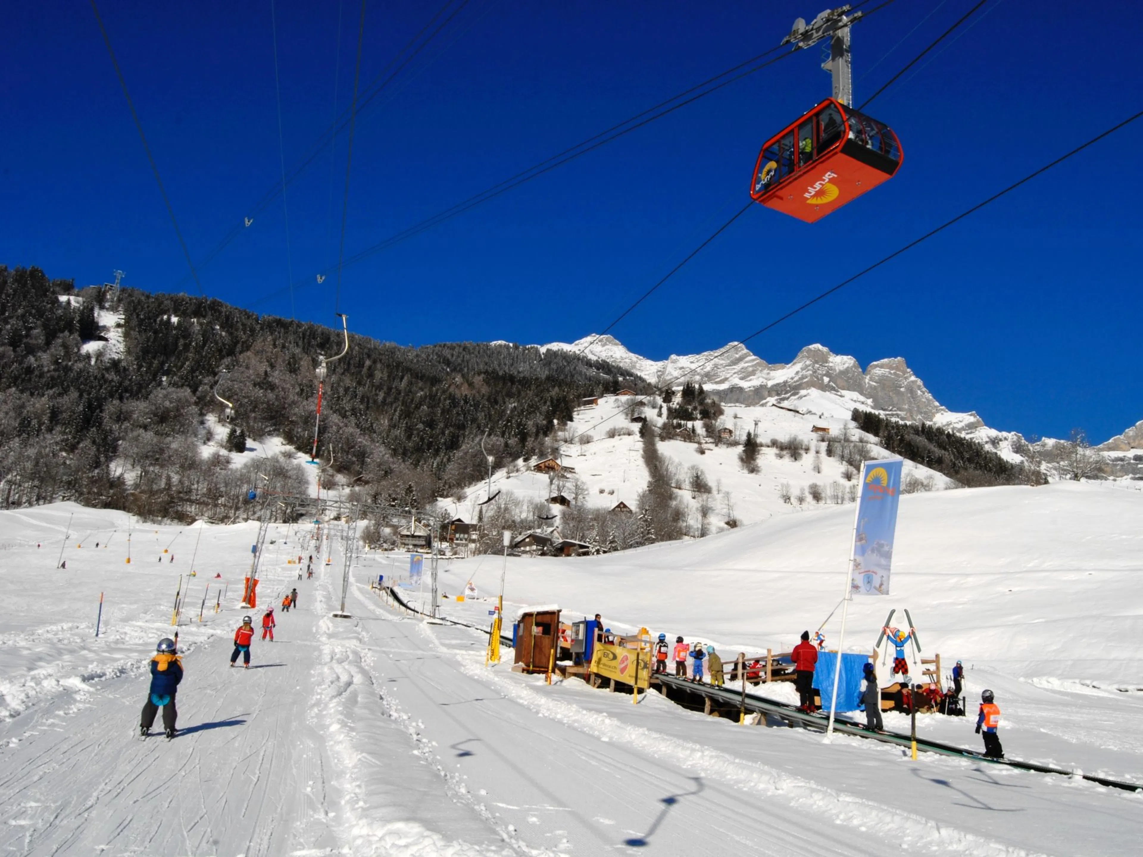 Skiticket Brunni: Sci in Klostermatte, paesaggio invernale nel Canton Uri, divertimento sulla neve per tutti.