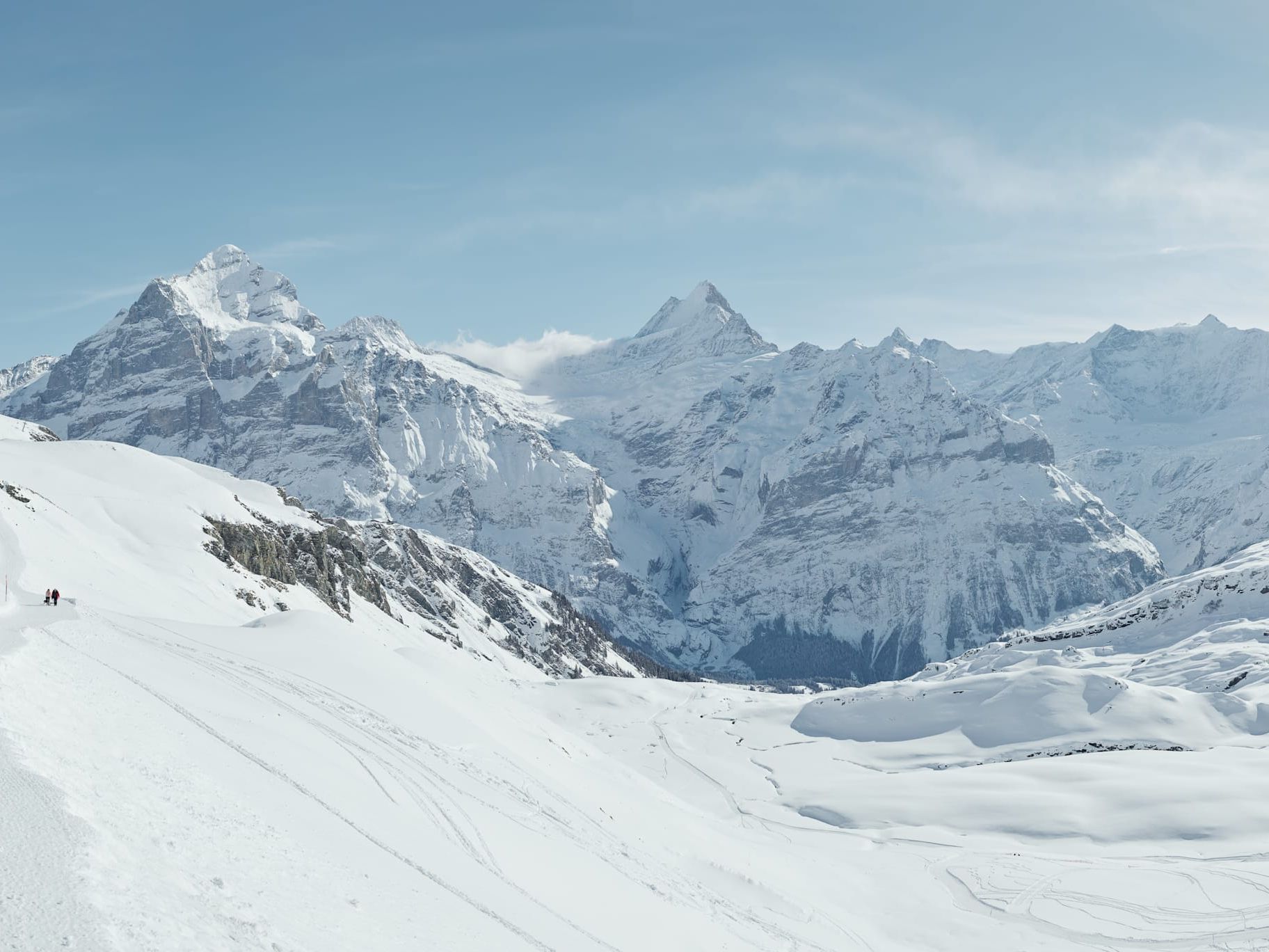 Drumeții de iarnă în Grindelwald, munți acoperiți de zăpadă, vizibilitate clară, drumeți