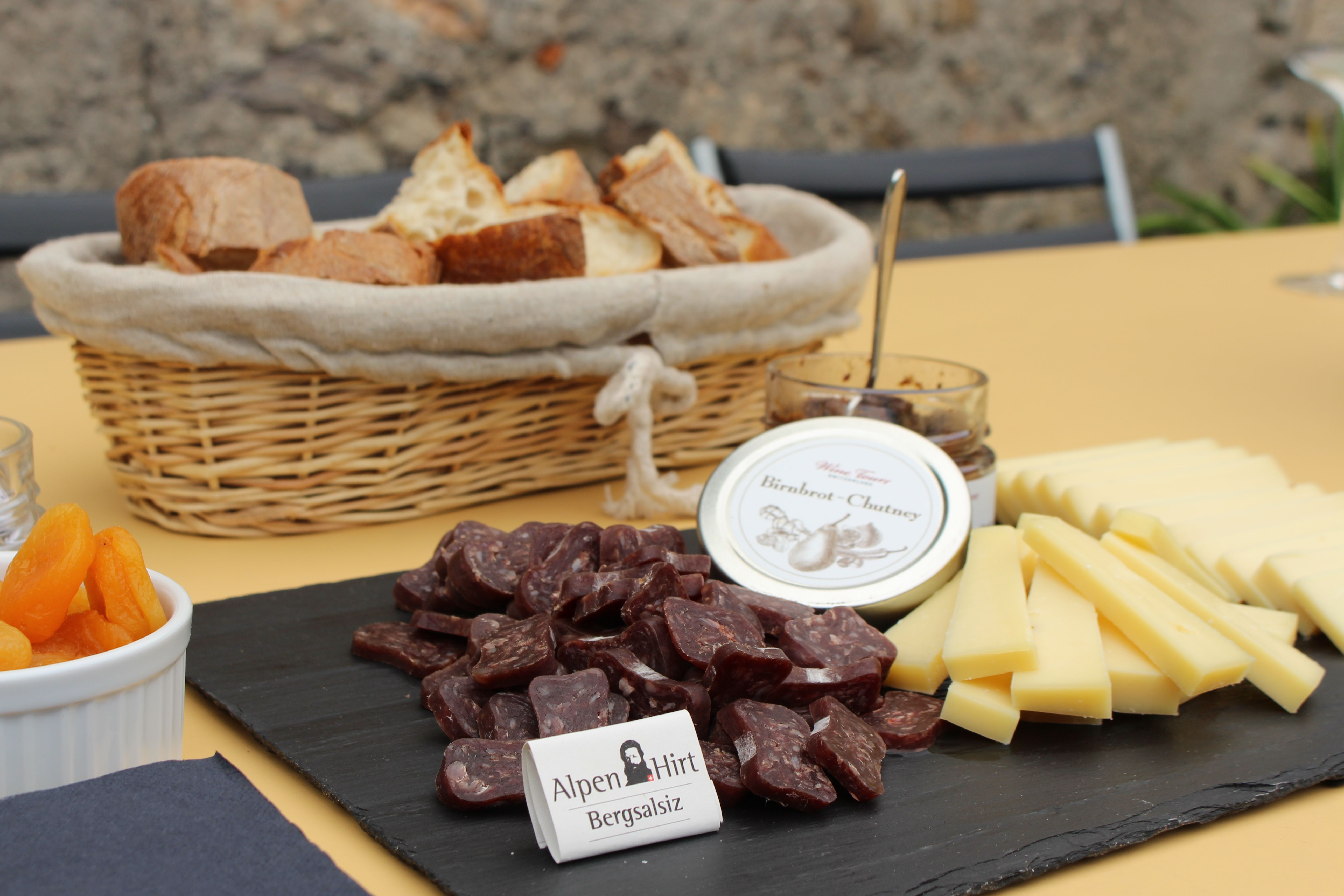 غداء النبيذ مع جبن وسجق وخبز على الطاولة