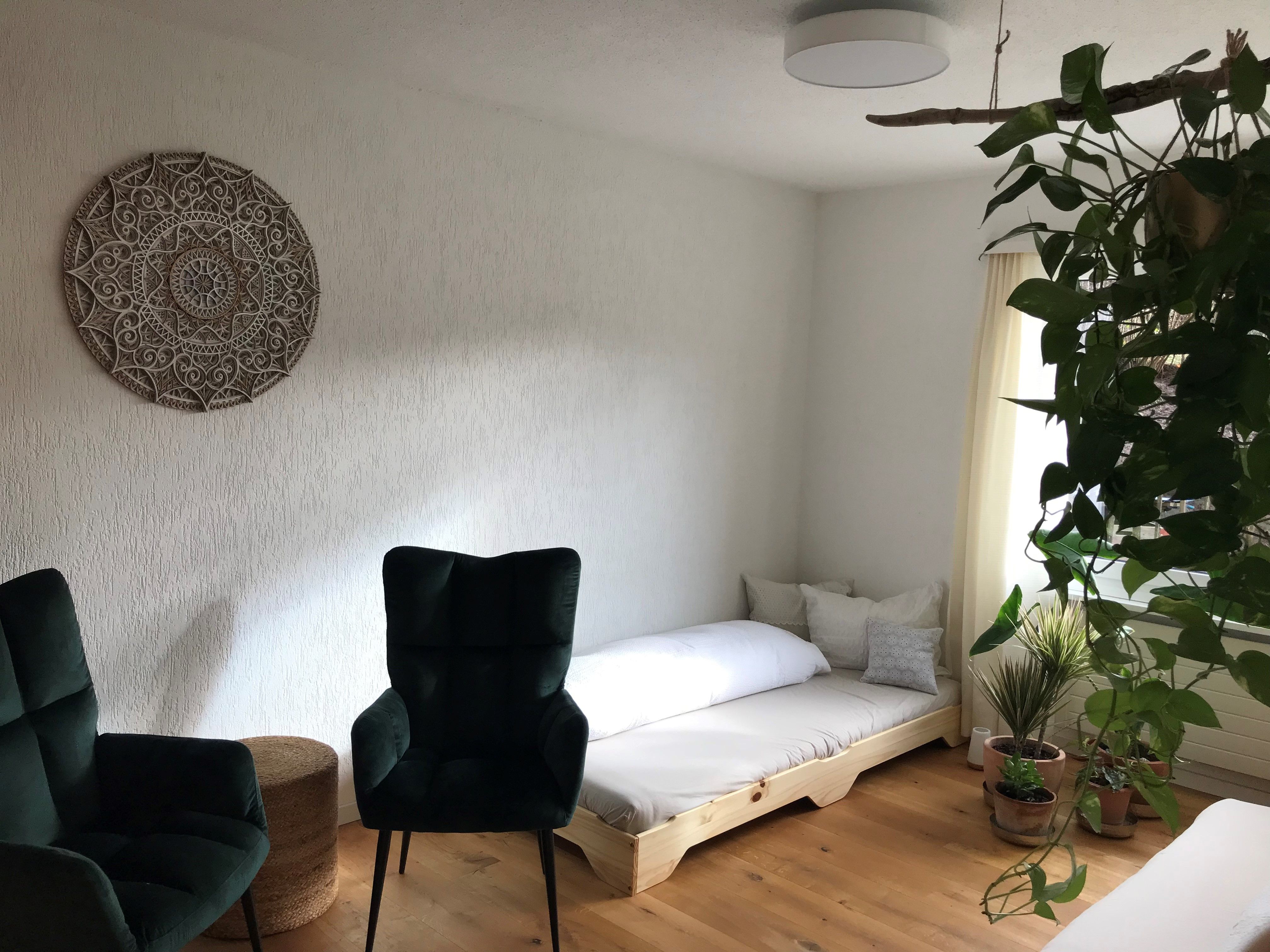 Yoga: Ruhiger Raum für deine Yoga-Praxis mit Pflanzen und entspannenden Farben.