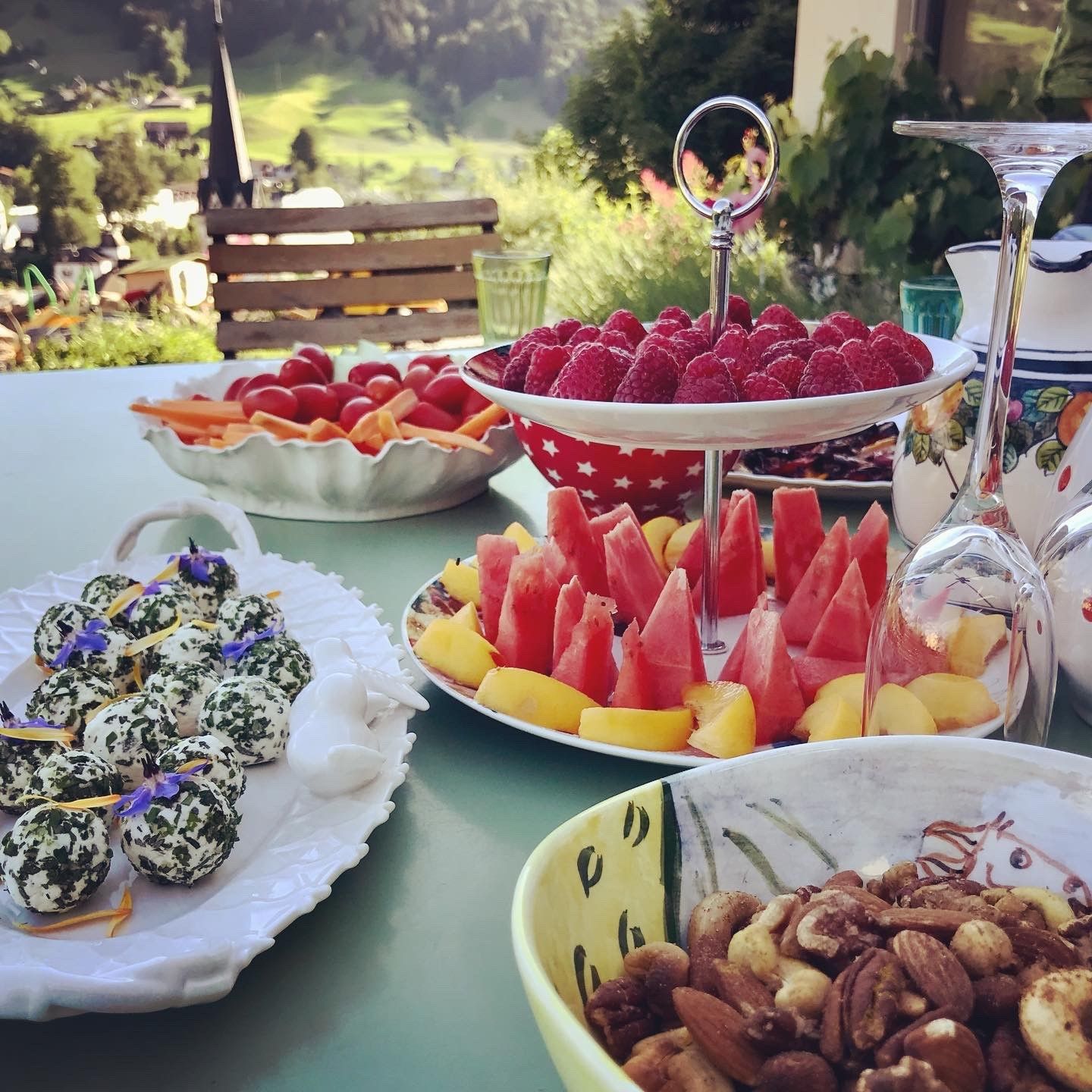Brunch mit frischen Früchten, Sommer-Genuss im Yoga-Retreat im Grünen.