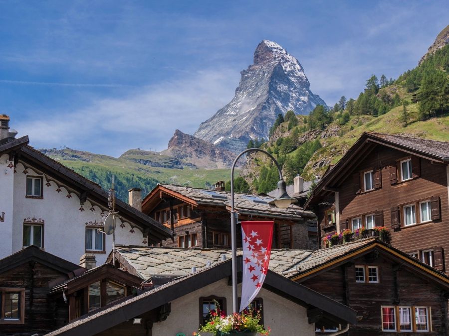 Zermatt dengan Matterhorn di latar belakang, seni bina Alpine dan langit biru