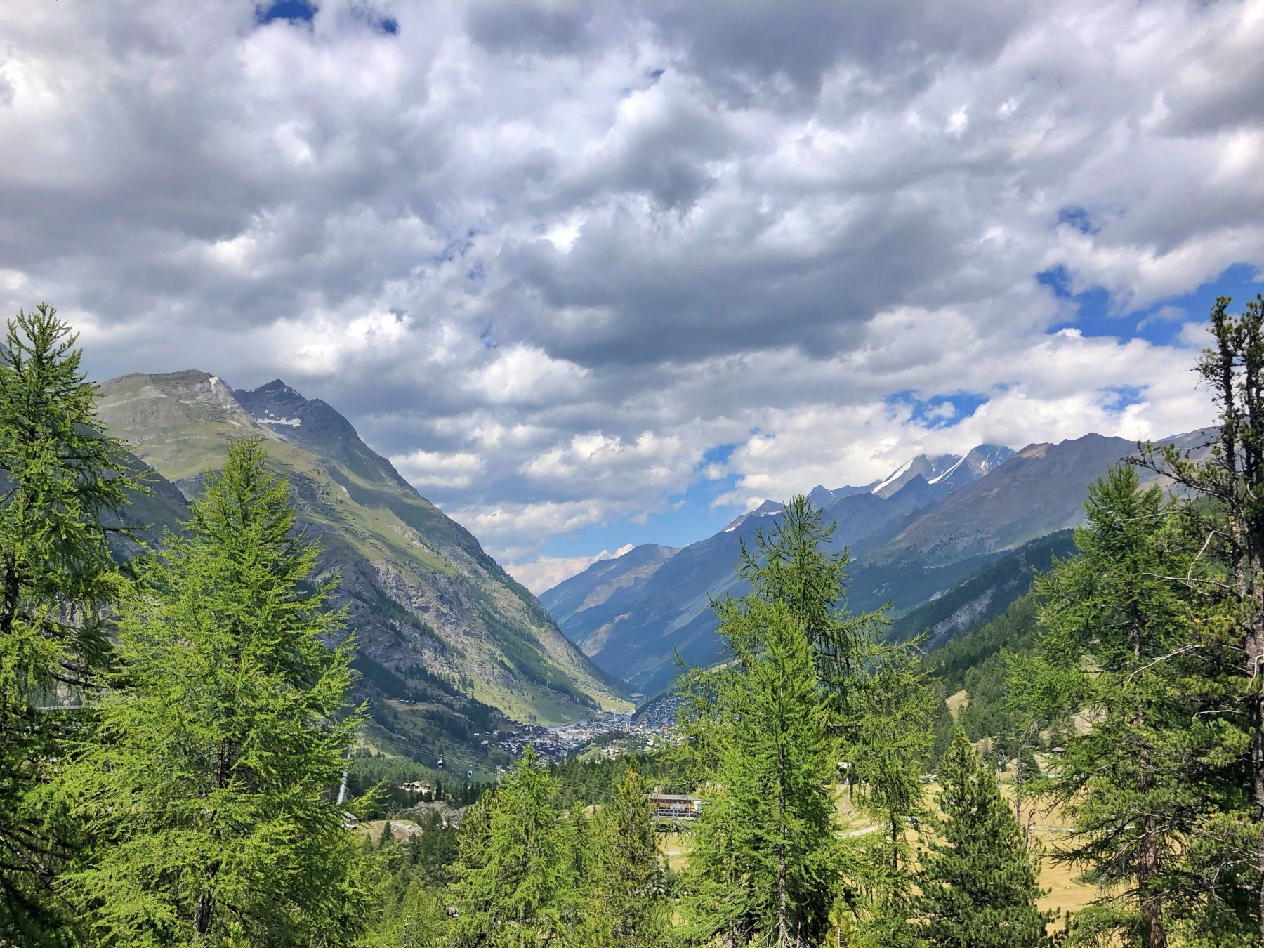 Zermatt z alpejskim krajobrazem i chmurami