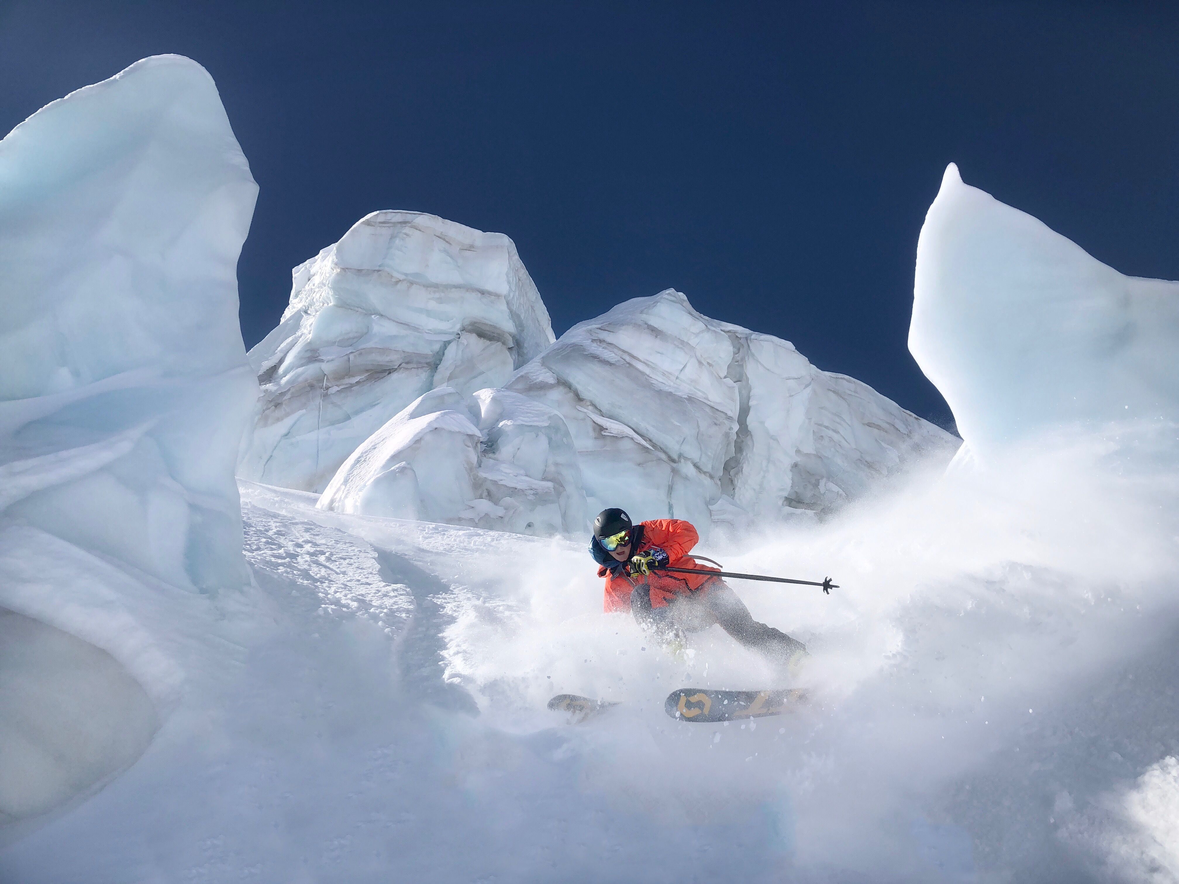 Ski hors-piste sur glacier : vis des aventures hivernales passionnantes dans un paysage glaciaire impressionnant.