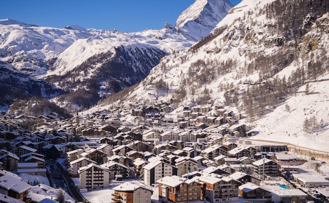 Zermatt en invierno: montañas cubiertas de nieve, vistas panorámicas y una arquitectura impresionante en Suiza.