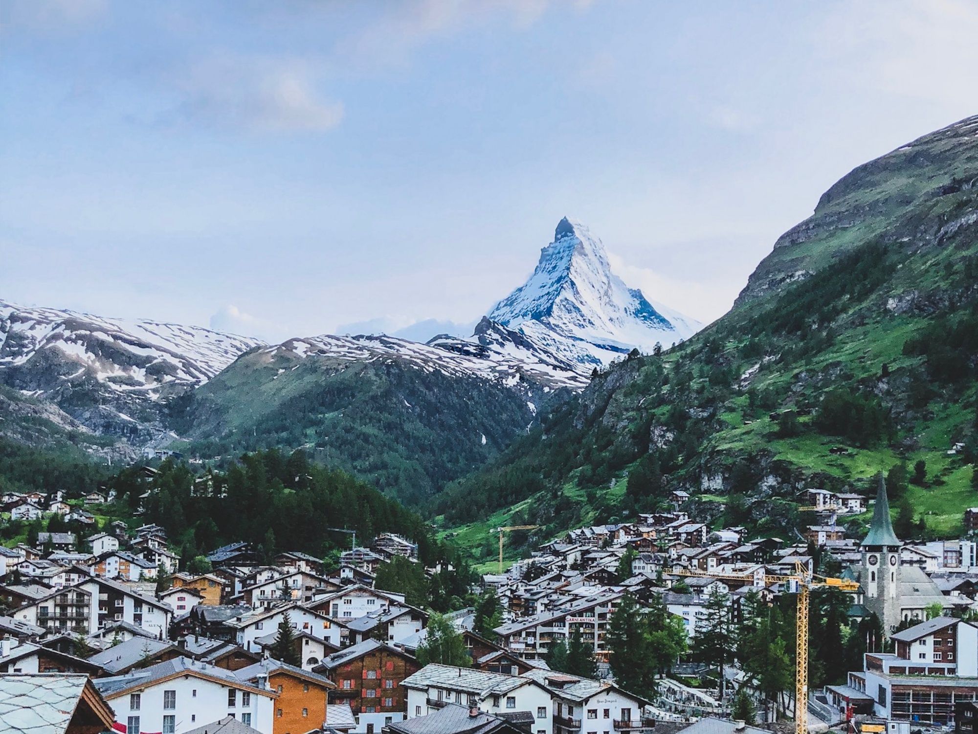 Transfert de Genève à Zermatt avec vue sur le Cervin, les montagnes environnantes et l'architecture alpine.