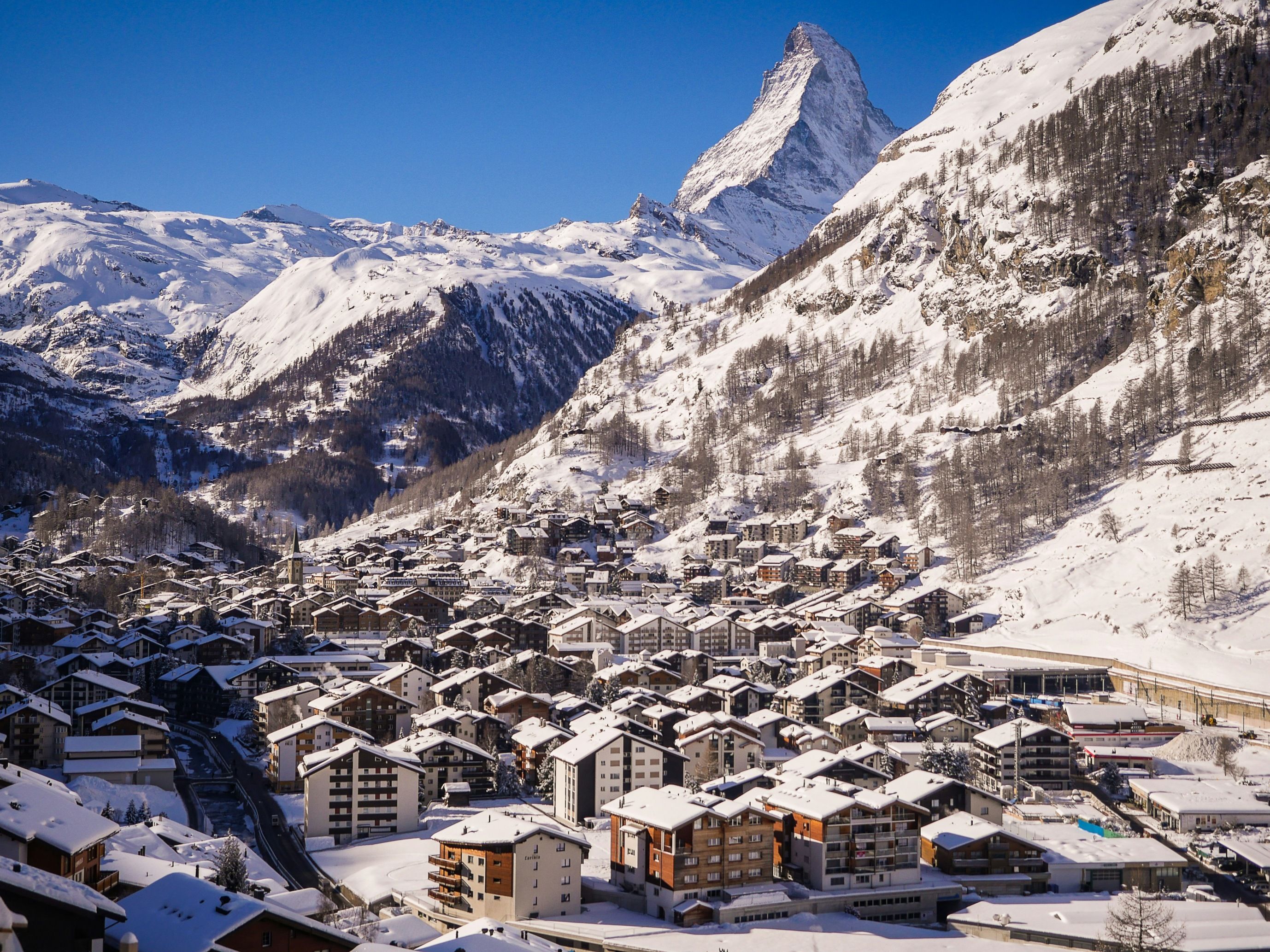 Zermatt : paysage d'hiver avec des montagnes enneigées et une architecture traditionnelle dans les Alpes.
