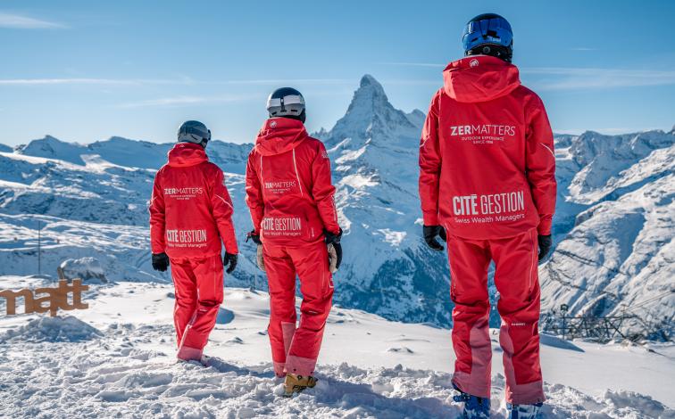 ครูสอนสกีในเซอร์แมทขณะเล่นสกีพร้อมมองวิวภูเขาแมทเทอร์ฮอร์น