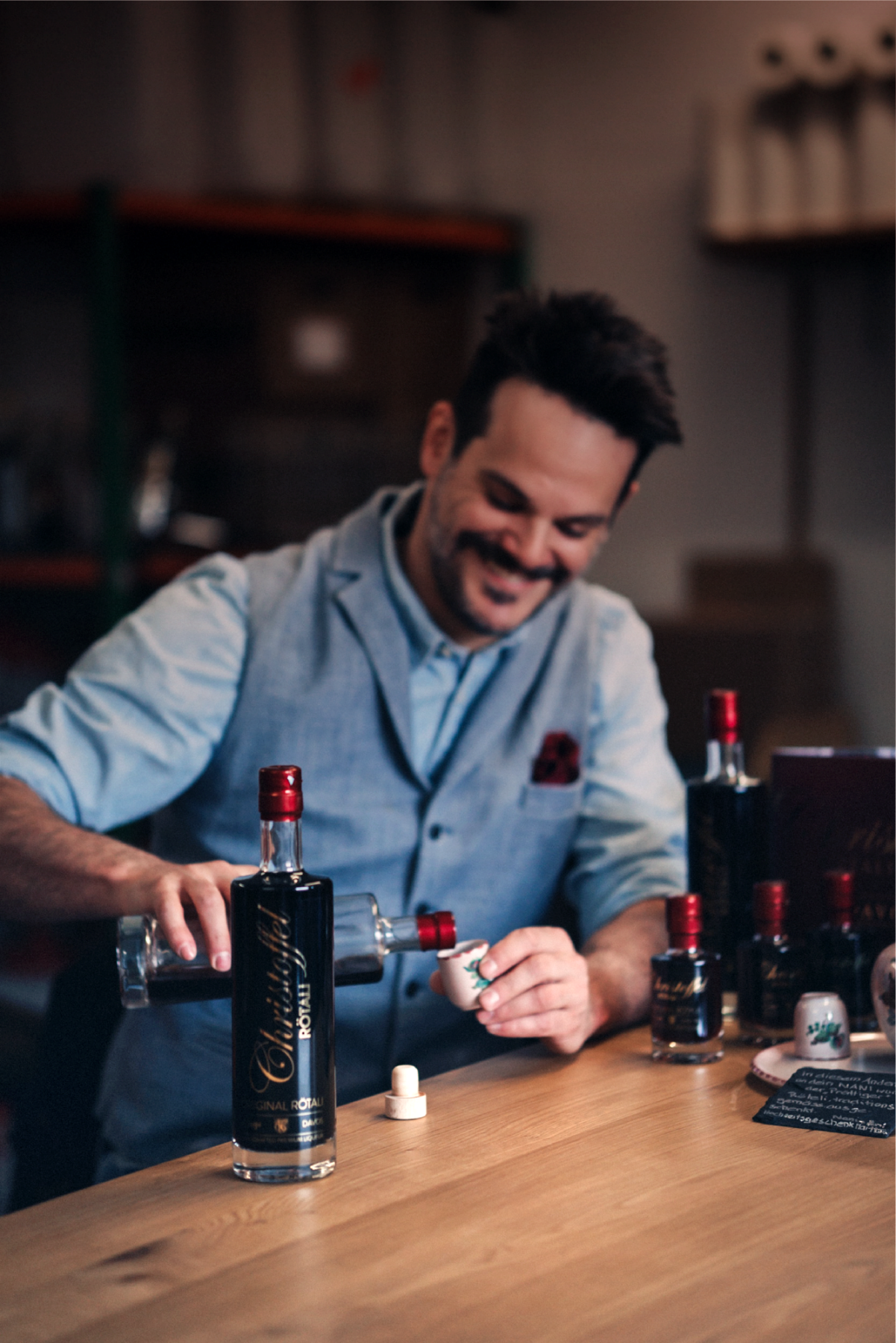 Il liquore Christoffel Röteli viene servito a Davos.