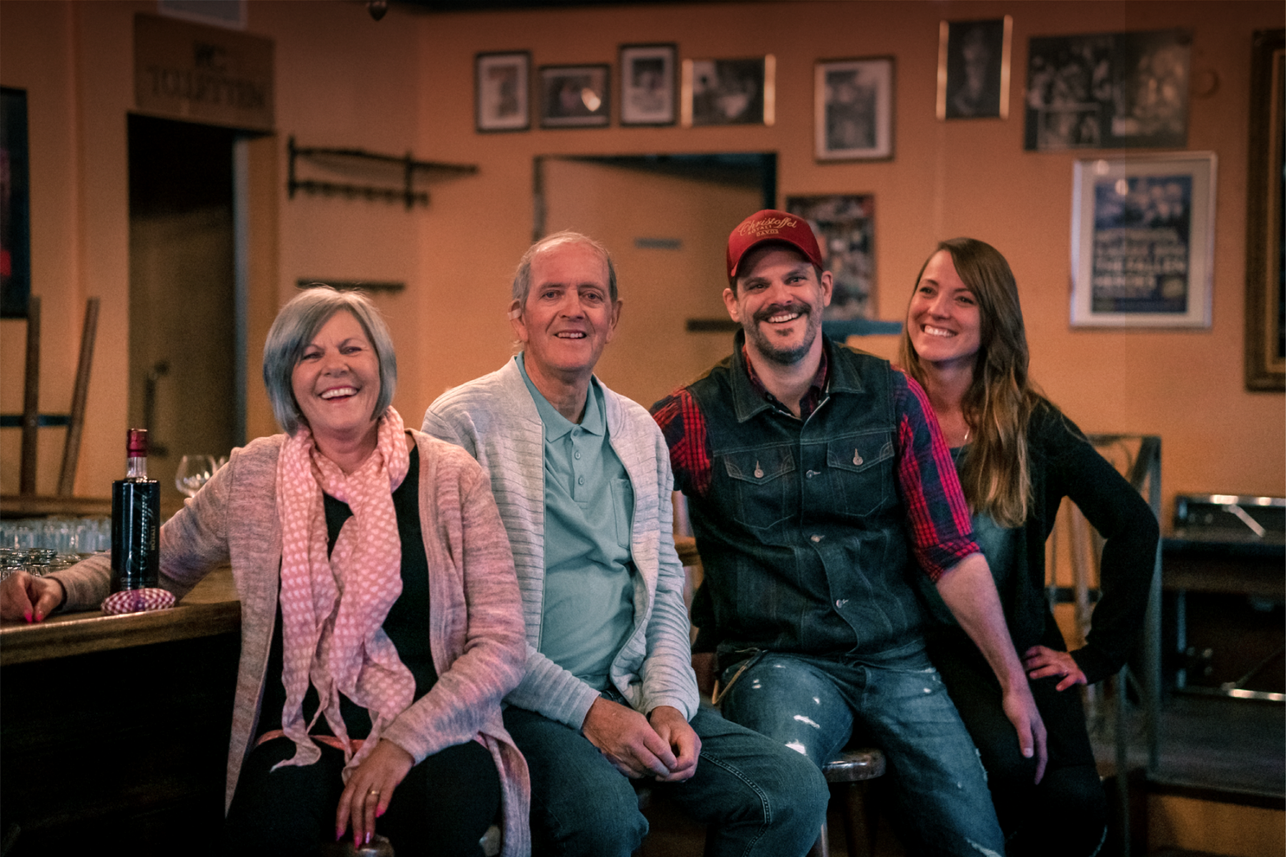 Christoffel Röteli Likör a Davos con persone felici in un bar.