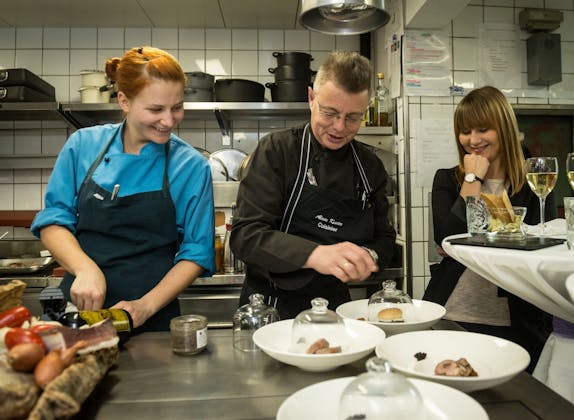 Tour Gastro Zermatt bersama koki dan peserta di dapur