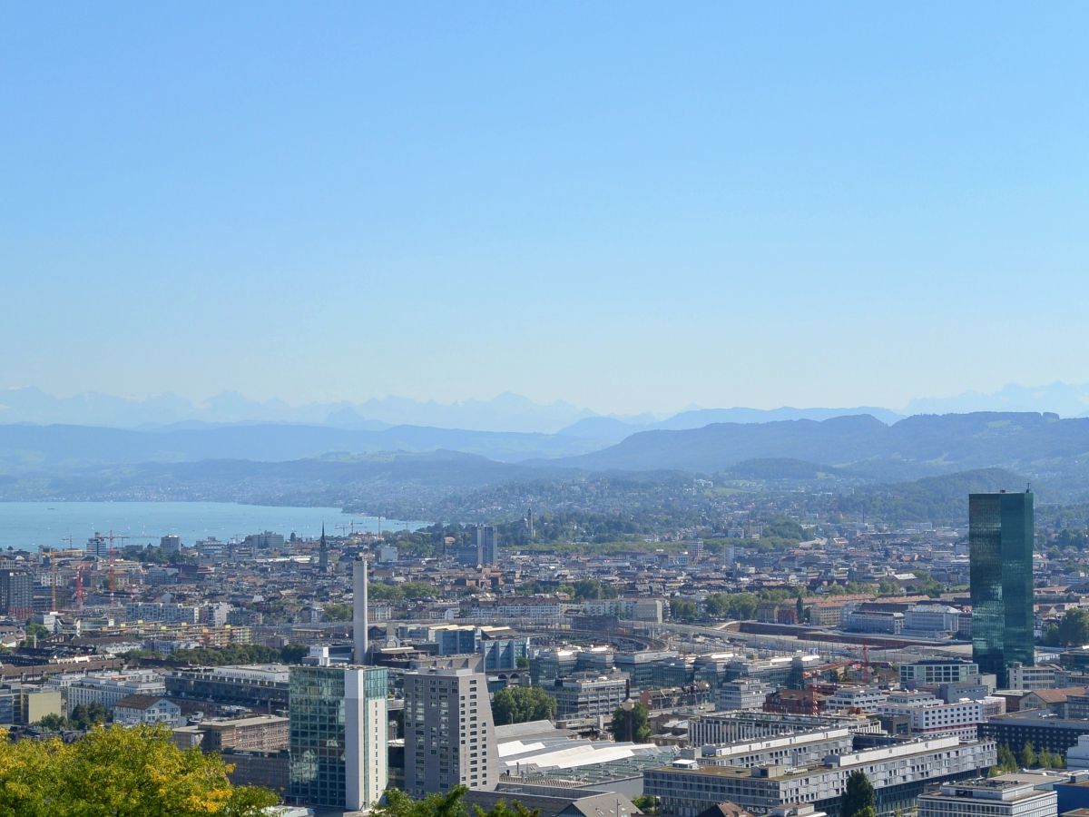 취리히에서 보물찾기: 도시를 탐험하고, 친구와 배우고, 여름에 야외에서 놀아요.