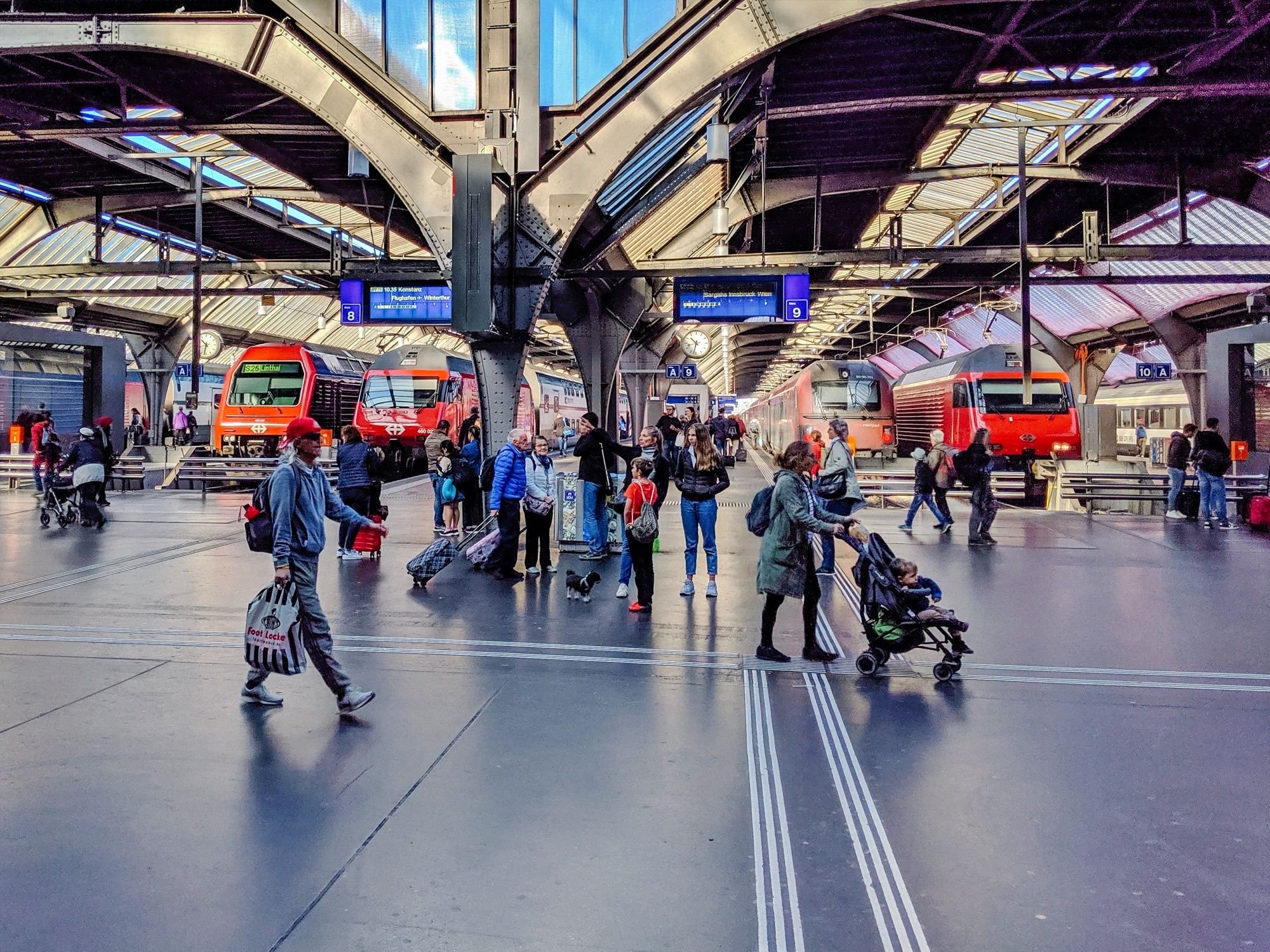 チューリッヒ中央駅：旅行者と列車で賑わう駅舎、スイスを探索するのに最適です。