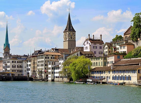 Zürich Vieille ville avec des bâtiments historiques et la Tour de l'Horloge